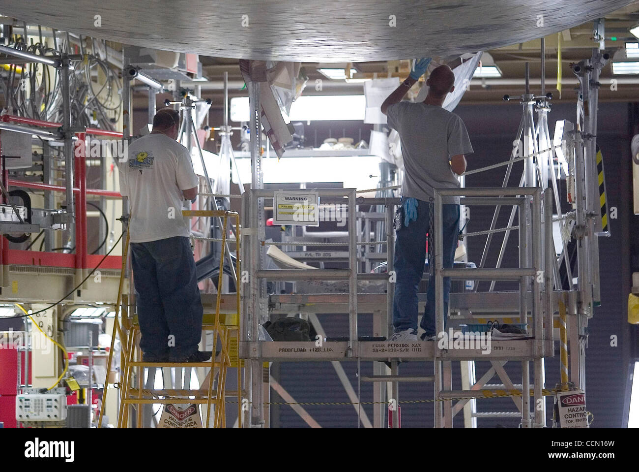 Les techniciens composites Aero remplacer carreaux résistant à la chaleur, à l'avant d'atterrissage de la navette spatiale Discovery au Kennedy Space Center à Cape Canaveral, Floride Vendredi 23 juillet 2004. Photo de CHRIS LIVINGSTON Banque D'Images