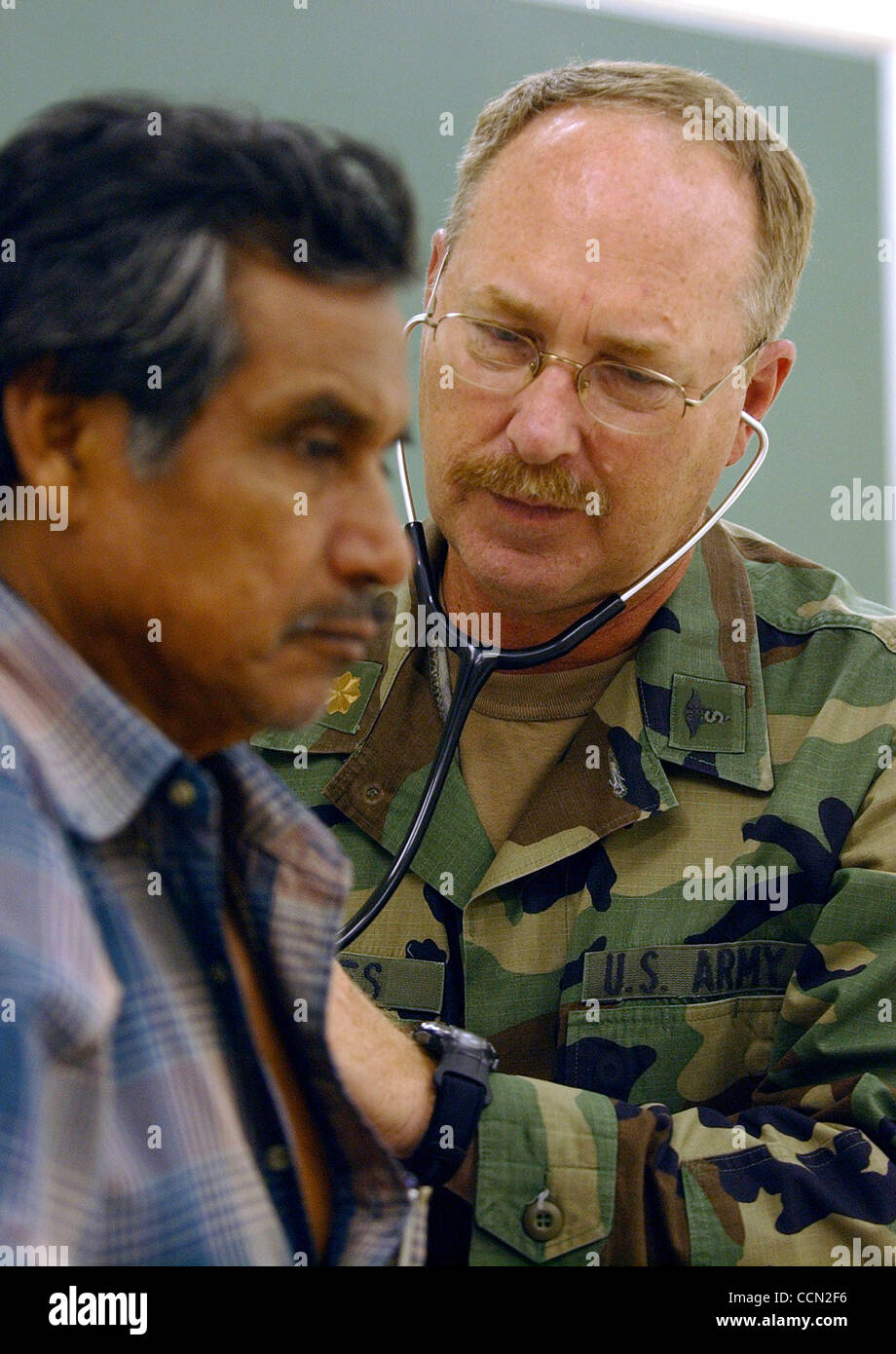 État/Daily/ EXPLOITATION LONE STAR : Diosenes Rodriguez,62, obtient un coeur checkup de médecin de l'Armée Arnold Jones au Fort Ringgold Elementary à Rio Grande City.Texas,la garde nationale la Marine américaine Réserver,U.S. Réserve marine et Texas Rangers médicaux fournissent des soins médicaux et dentaires gratuits aux collectivités locales Banque D'Images