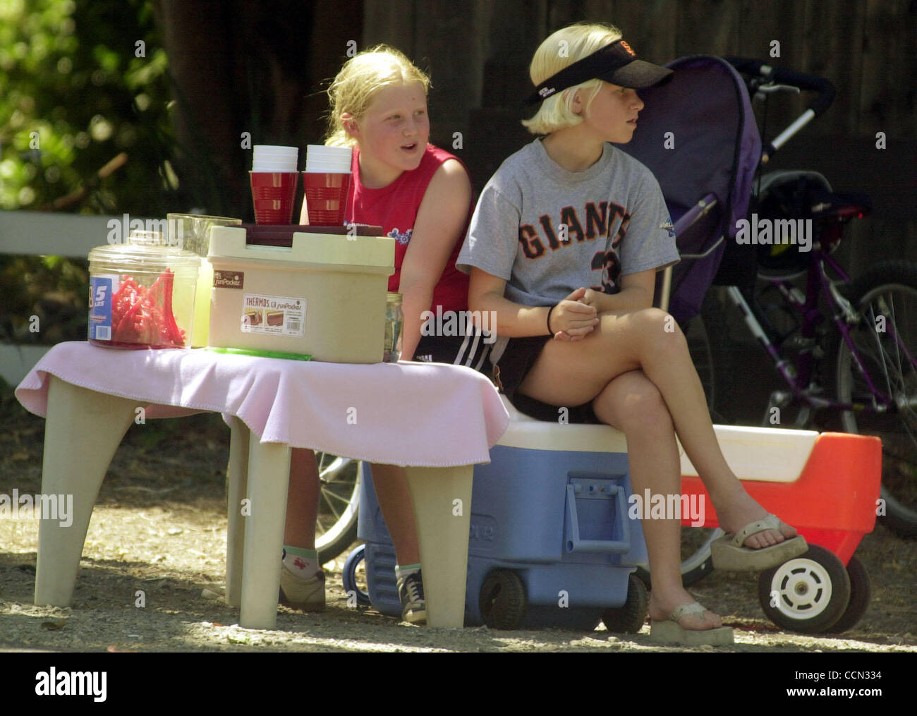 Business Grace Cochran, 8, gauche, et Regan Cox, 10, à la fois d'Alamo attendre que les clients à leurs 25 100 fond lemonaid stand le long de la Serena Avenue et de l'Iron Horse Trail, le mercredi, Juillet 21, 2004, dans l'Alamo, Californie pour un autre trimestre vous pouvez obtenir 4 Vignes rouges.(Contra Costa Times/Susan Tripp Poll Banque D'Images