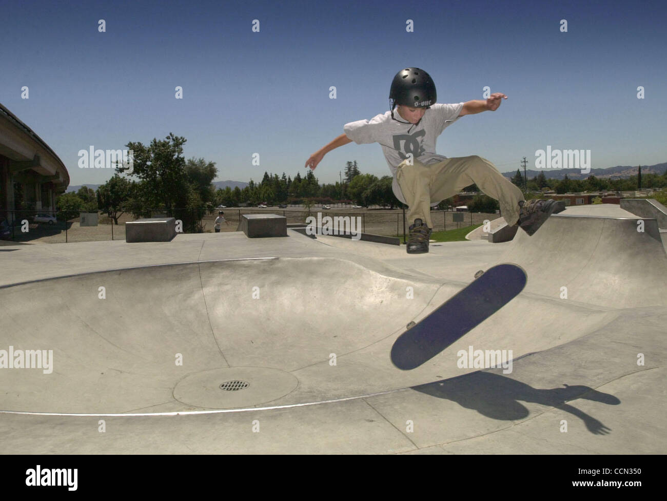 1:01 PM : Chris Drew, 12 ans, de Fairfield, les prises un peu d'air au Skate Park de Concord à Concord, Californie, le jeudi, 22 juillet 2004. Chris est venu au parc avec son oncle, à qui il reste avec à Concord au cours de la semaine. (Contra Costa Times/Mark DuFrene) Banque D'Images