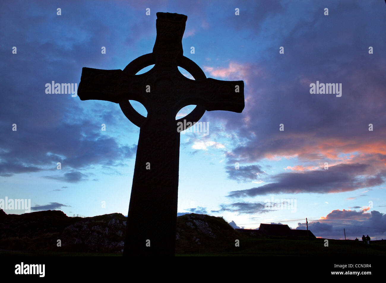 Une grande croix celtique se dresse majestueusement à l'extérieur de l'abbaye d'Iona petite Isle d'Iona au large de la côte ouest de l'Écosse. Saint Colomba, qui a fondé les monastères en Irlande, s'installa sur la petite île en 563 AD, ce qui porte le christianisme en Ecosse et estabilishing ce qui allait devenir l'Église d'Écosse. ©Robin sw Banque D'Images