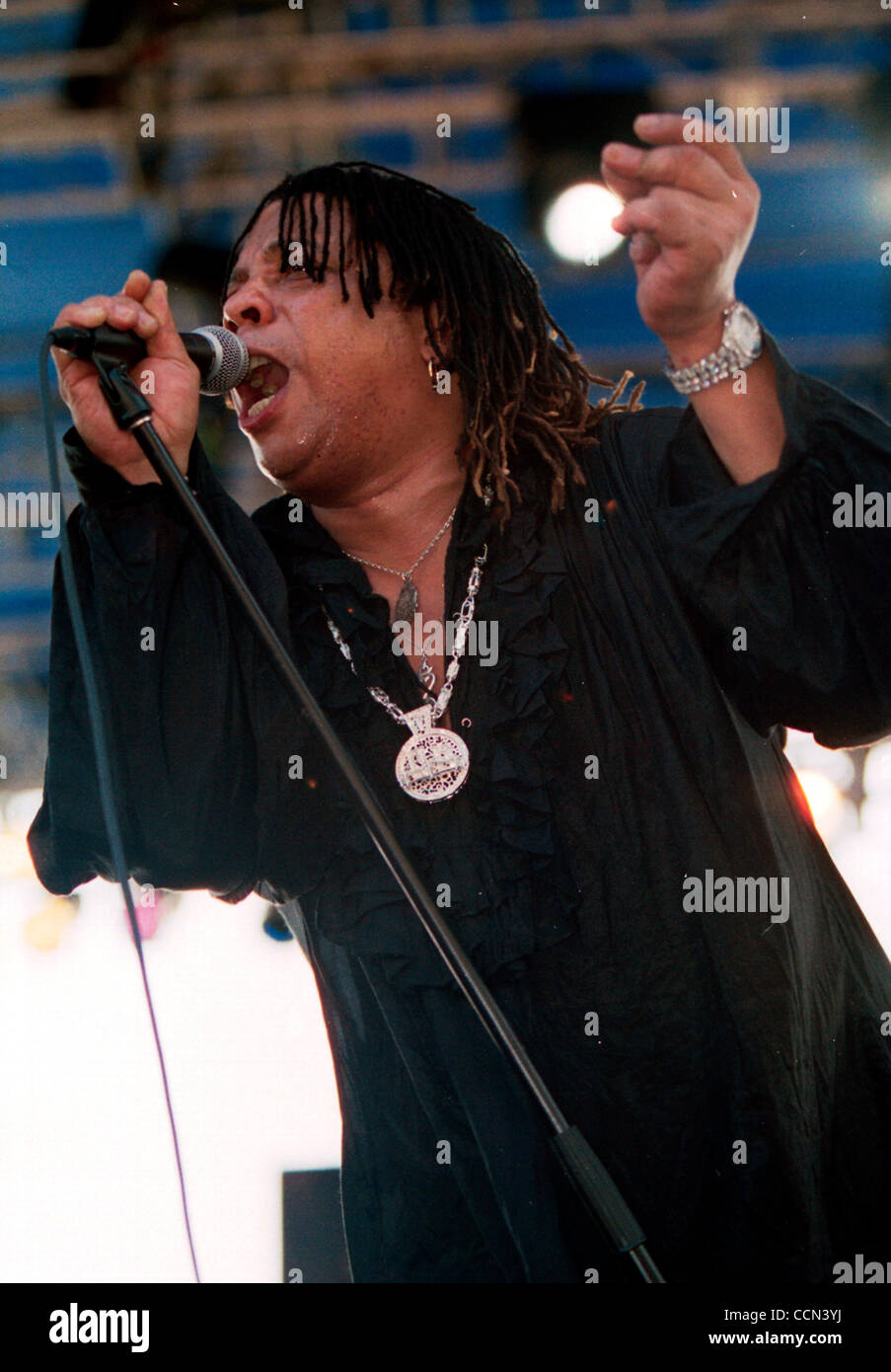 Aug 06, 2004 ; Hollywood, CA, USA ; (Date précise inconnue) Pionnier de la musique funk Flamboyant RICK JAMES célèbre pour son sensious 1981 hit dance ' super freak' ainsi qu'une descente dans la drogue et le crime, est mort dans son sommeil de cause naturelle, ont dit. Photo : 2003 Tournée d'été. Banque D'Images