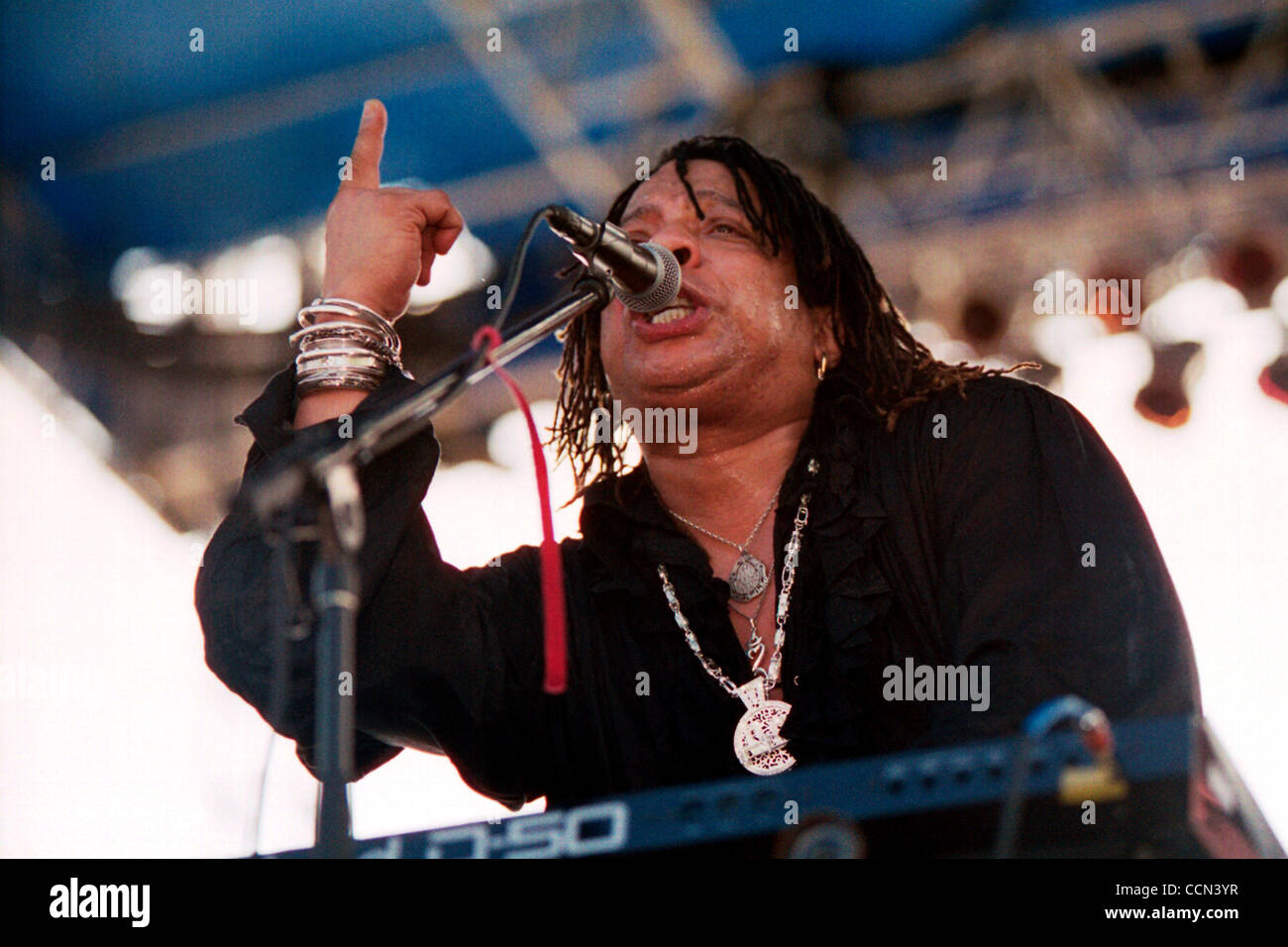 Aug 06, 2004 ; Hollywood, CA, USA ; (Date précise inconnue) Pionnier de la musique funk Flamboyant RICK JAMES célèbre pour son sensious 1981 hit dance ' super freak' ainsi qu'une descente dans la drogue et le crime, est mort dans son sommeil de cause naturelle, ont dit. Photo : 2003 Tournée d'été. Banque D'Images