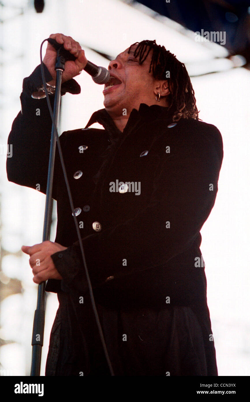 Aug 06, 2004 ; Hollywood, CA, USA ; (Date précise inconnue) Pionnier de la musique funk Flamboyant RICK JAMES célèbre pour son sensious 1981 hit dance ' super freak' ainsi qu'une descente dans la drogue et le crime, est mort dans son sommeil de cause naturelle, ont dit. Photo : 2003 Tournée d'été. Banque D'Images