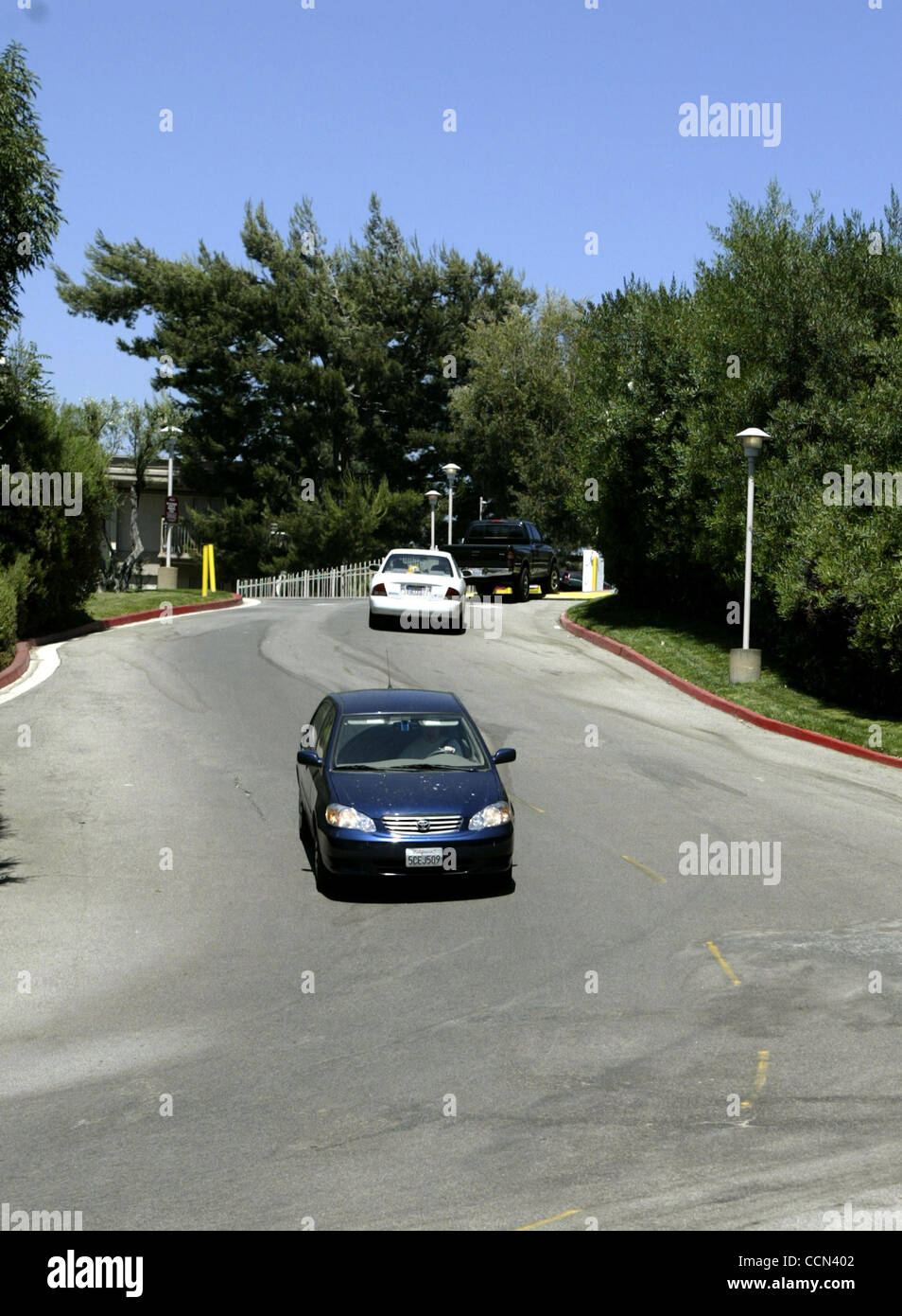 Aug 06, 2004 ; Universal City, CA, USA ; pionnier de la musique funk Flamboyant RICK JAMES célèbre pour son sensious 1981 hit dance ' Super Freak (partie 1)" ainsi qu'une descente dans la drogue et le crime, est mort dans son sommeil de cause naturelle, ont dit. Sur la photo : la sortie des résidents du complexe où Rick James a vécu. F Banque D'Images