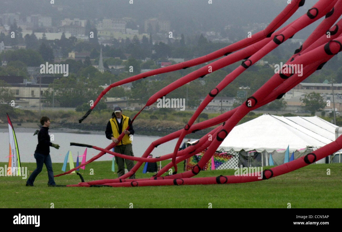 (L À R) Rachel Martin et Joe Taitt du Berkeley Kite mainteneurs de démêler les bras de la pieuvre au cours de la mise en page de la Berkeley Kite Festival le samedi 31 juillet 2004 à Berkeley (Californie), des centaines de gens sont venus pour voir le ciel rempli de cerfs-volants sur ce jour brumeux. (Contra Costa Times/ Banque D'Images