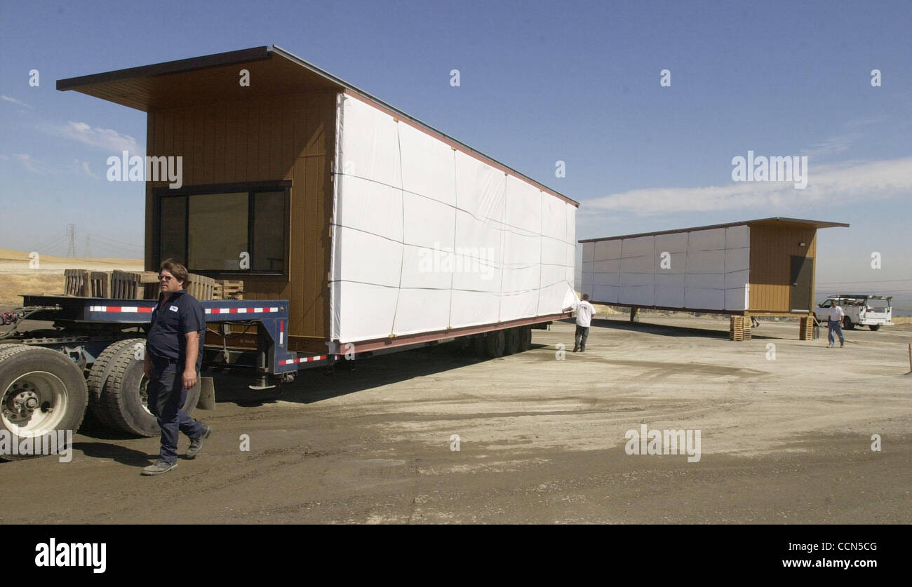 Vingt-cinq nouveaux portables sont amenés pour le début de l'année scolaire au Delta View Elementary School, un nouveau Mount Diablo School District School à Pittsburg en Californie le Jeudi, 12 août 2004. La nouvelle école n'est pas tout à fait encore. (Costa Times/Herman Bustamante Jr.) Banque D'Images