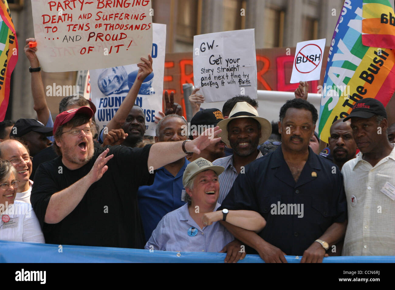 Aug 29, 2004 ; New York, NY, USA ; cinéaste Michael Moore, United For Peace & Justice LESLIE CAGAN, REV. JESSE JACKSON et Danny Glover mars contre le président George W. Bush passé Madison Square Garden qui est l'endroit où la Convention Nationale Républicaine débutera à partir de demain. Banque D'Images