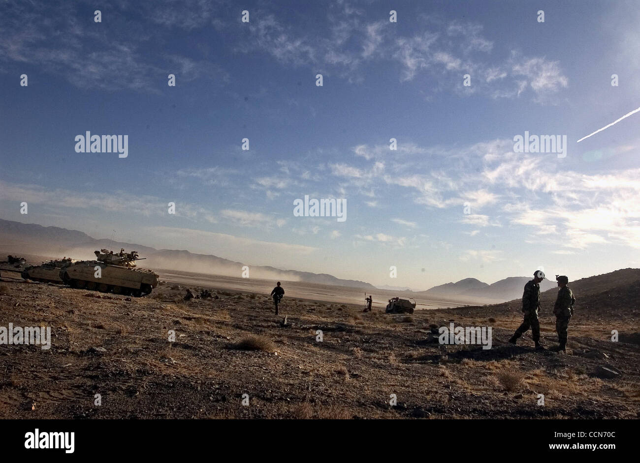 Aug 29, 2004 ; Ft. Irwin, CA, USA ; Le 256e Bataillon de la Garde nationale de la Louisiane trains pour une année de déploiement de l'Iraq au Centre National d'entraînement. Leur entraînement dans le désert à la suite de vastes jeux de rôle, y compris l'interaction avec les Irakiens, qui ont été joués par Iraqi-Americans et membres de th Banque D'Images