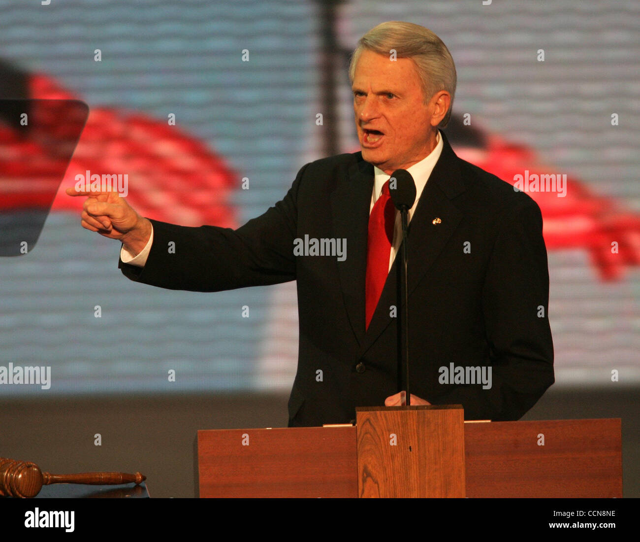 Photo de Shannon O'Brien/Cox News Service Slug : COX-GOP-MAIN02 NEW YORK... Zell Miller, le sénateur démocrate de l'Georgiaes 2004 Convention Nationale Républicaine mercredi soir au Madison Square Garden de New York. (Photo de Shannon O'Brien/Cox News Service (Le Palm Beach Post) Banque D'Images