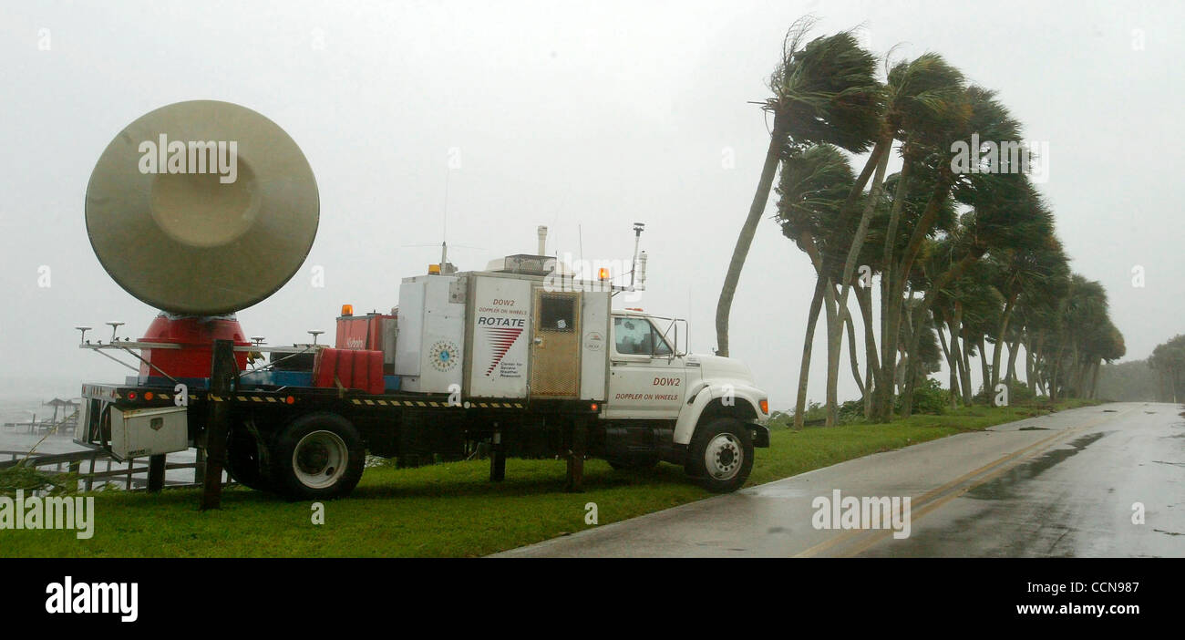 Sep 04, 2004 ; Port Saint Lucie, FL, USA ; l'ouragan Frances, l'un des ouragans les plus lents dans la mémoire, en réagissant tardivement à terre sur la côte est de la Floride, le samedi 4 septembre 2004, réunissant des vents violents et de fortes pluies. Une unité de radar doppler mobil avec le Centre de recherche sur les phénomènes météorologiques violents ga Banque D'Images