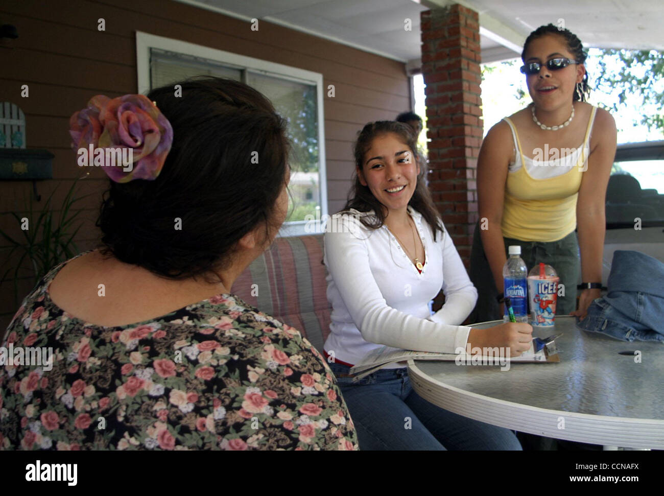 Lorena Sanchez (CQ)(centre), et Lizeth Soto (CQ), tous deux étudiants à l'école secondaire de Pittsburg et futurs dirigeants d'Amérique, les membres s'inscrire Sylvia Garcia (CQ) (gauche) de voter à son domicile à Pittsburg, Californie le Samedi, 4 septembre 2004. Garcia s'était déjà inscrit, mais a changé son parti affili Banque D'Images