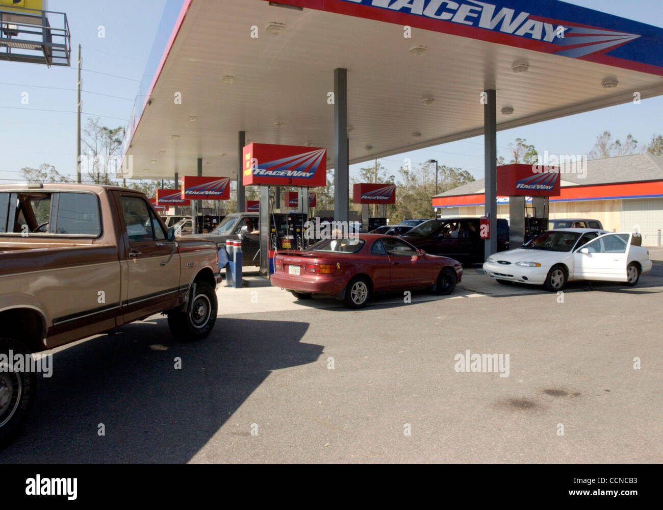 Sep 18, 2004 ; Pensacola, FL, USA ; les automobilistes la file à une