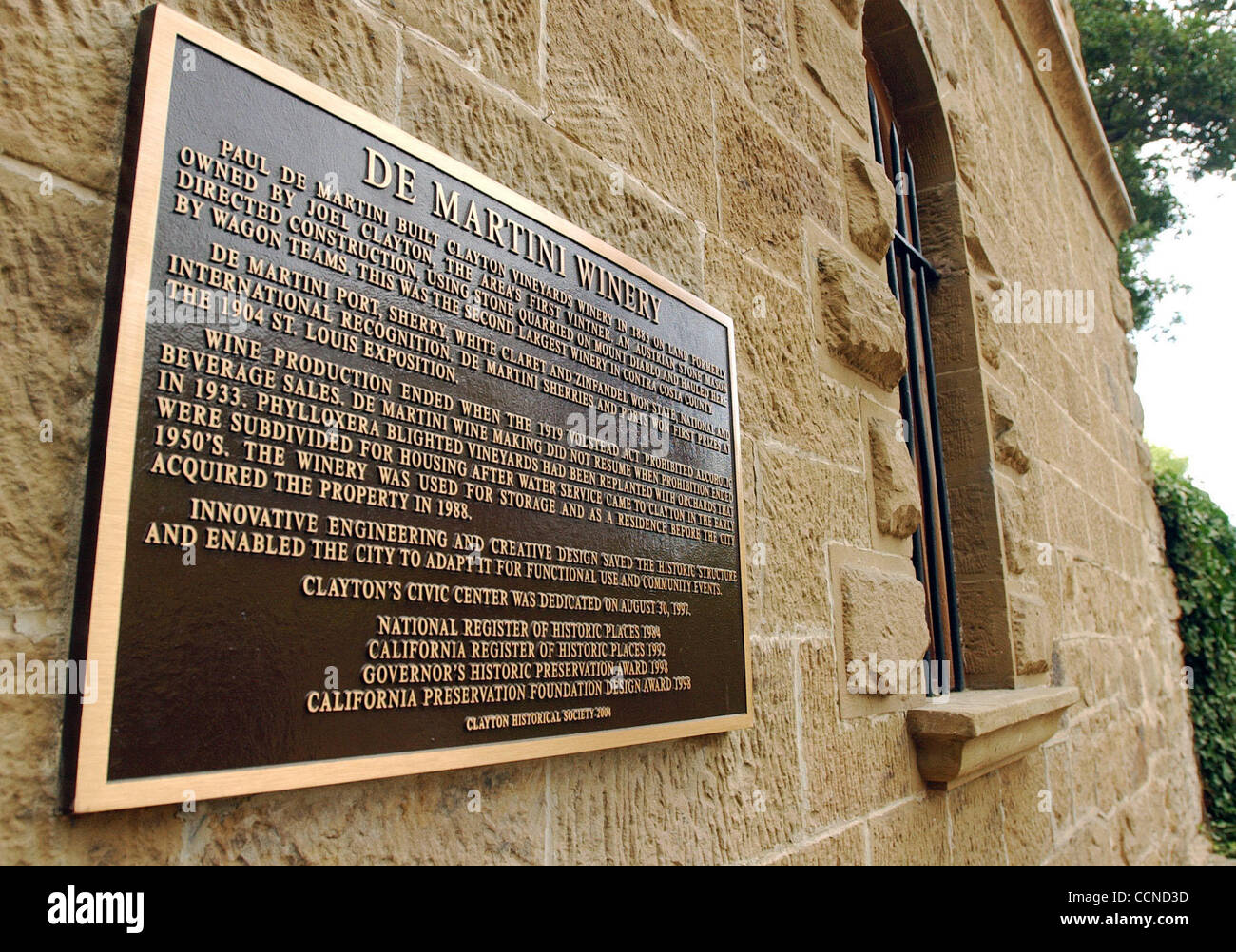 Une plaque de bronze a été dévoilée sur la ville de Clayton Hall Building commémorant l'histoire de l'établissement vinicole DeMartini le Samedi, Septembre 18, 2004. (Journaux de Contra Costa/Sat Nam tonne) Banque D'Images