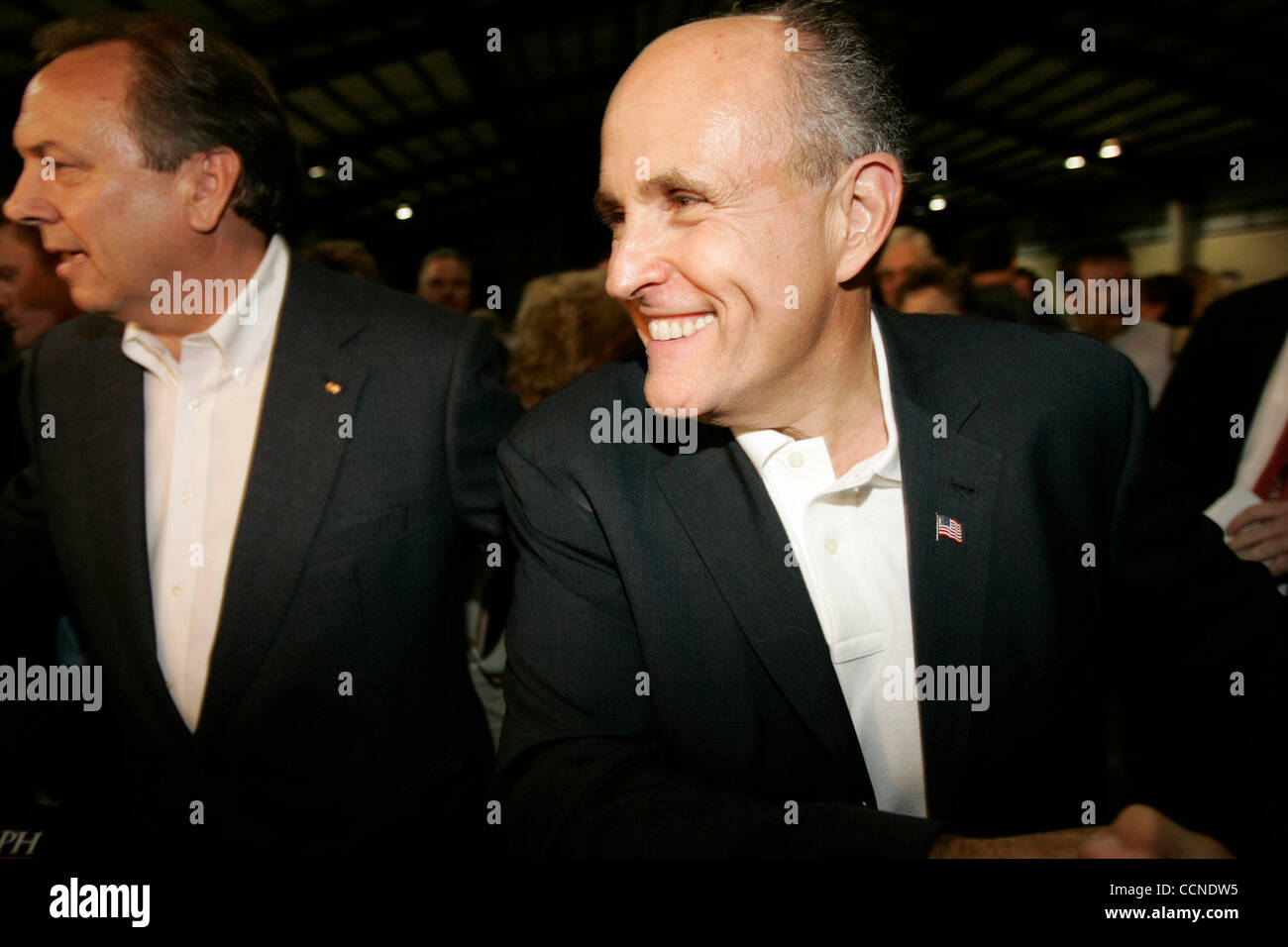 L'ancien maire de New York, Rudolph Giuliani, voyages avec l'ancien secrétaire d'Etat de Californie Bill Jones, qui est en cours d'exécution à l'encontre de Californie Barbara Boxer de représenter au Sénat. Un collecteur de barbecue est tenue à l'International Agricultural Centre à Tulare, en Californie, près de Bill Jones' accueil. Banque D'Images