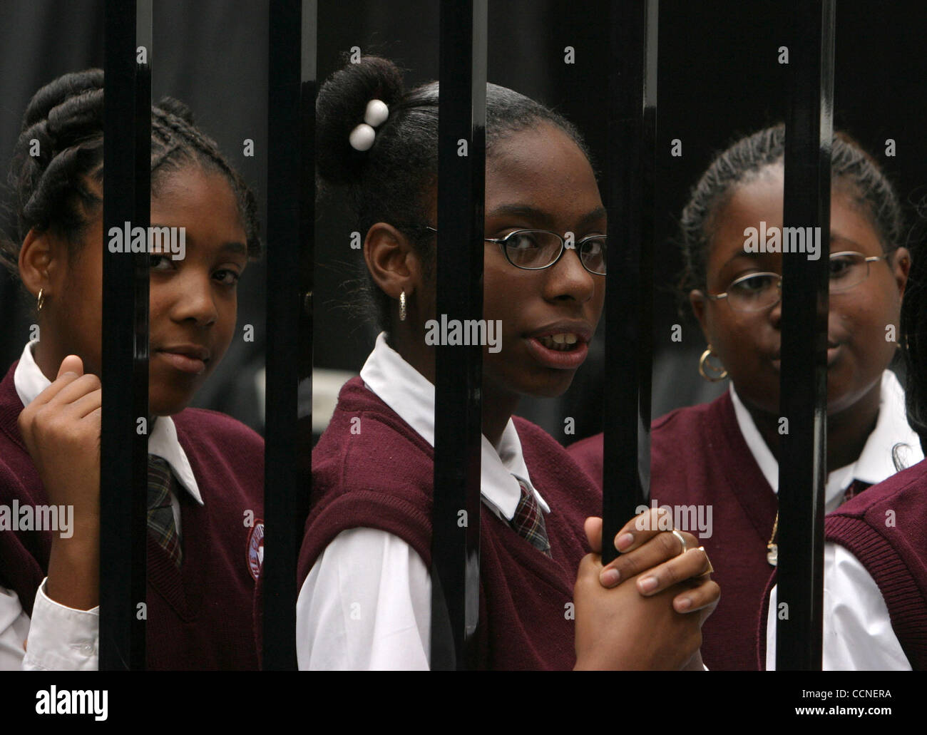 Oct 02, 2004 ; New York, NY, USA ; les membres des garçons et filles de Chœurs Harlem attendre derrière une porte pour leur tour à effectuer lors de la cérémonie de l'African Burial Ground, 'Les Africains dans les Américains:célébrant le patrimoine ancestral' qui rappelle la contribution de l'ancesters Qui sommes nous Banque D'Images