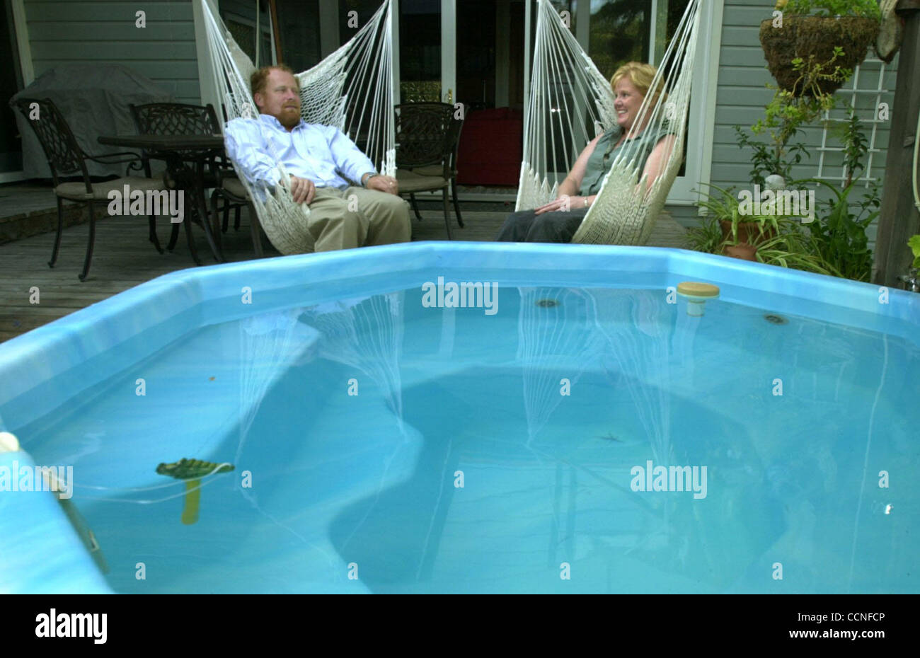 Stuart (CQ) et Claudia Wentworth s'asseoir à côté de leur bain à remous, qui est gardé au chaud à l'aide de leurs panneaux solaires, à leur domicile, à l'Alamo, en Californie le Mardi, Septembre 28, 2004. Le Wentworth home est un modèle de la façon dont il est facile et abordable pour équiper une maison avec l'énergie solaire. Le Wentworth's home Banque D'Images