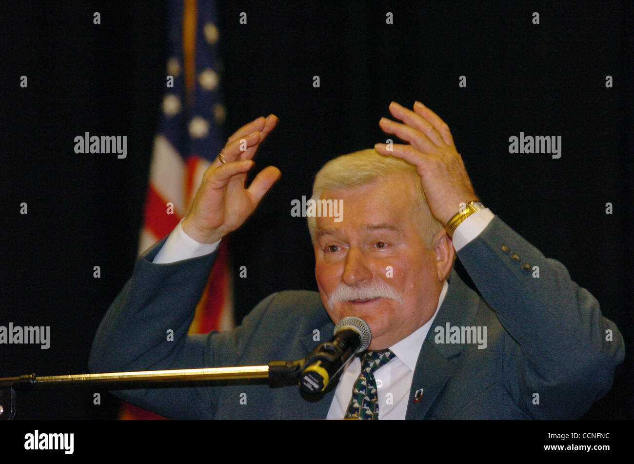 Lech Walesa, l'ancien président de la Pologne et lauréat du Prix Nobel de la paix en 1983, prend la parole à l'École d'Athènes, dimanche, 26 septembre 2004, à Danville (Californie) Walesa a été à l'école afin de présenter le projet de l'Académie Goetz, pour une école en Europe. (Contra Costa Times/Susan Tripp Pollard) Banque D'Images