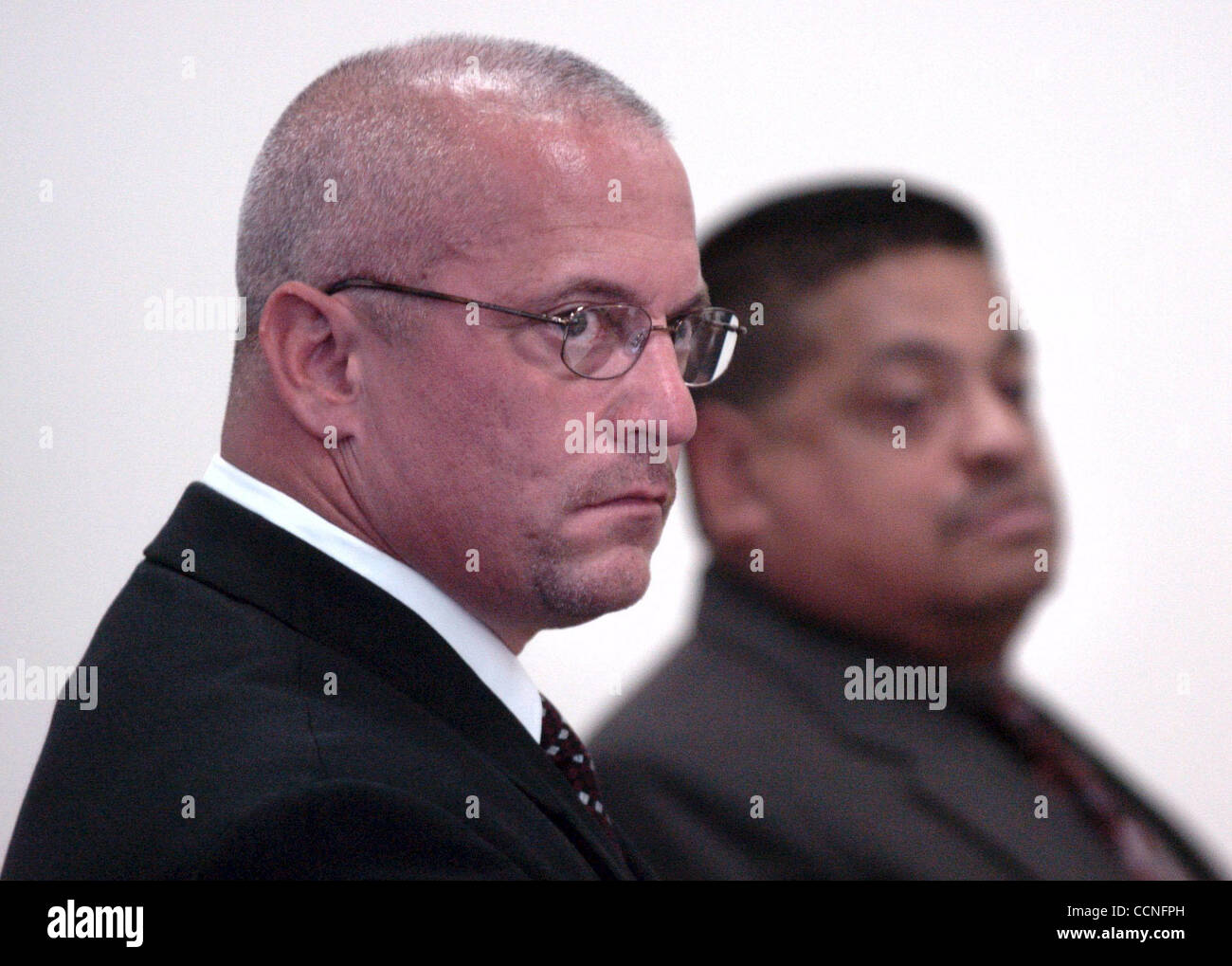 Les agents de police de Pittsburg Jim Hartley (l) et Javier Salgado a plaidé jeudi 23 septembre, 2004 dans un Martinez, Californie Cour supérieure aux frais de la rédaction de faux rapports de police. (Karl Mondon/Contra Costa Times) Banque D'Images