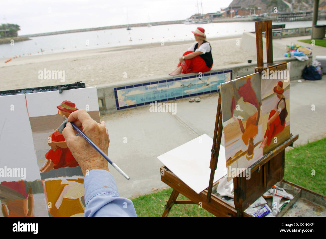 Oct 18, 2004 ; Laguna Beach, CA, USA ; des artistes prendre des leçons à l'aide de modèles de peinture d'art, des techniques traditionnelles à l'aide d'un pinceau et de l'huile sur toile. Le travail des peintres en studio et sur la plage d'éclairage différent et l'emplacement. L'enseignant explique dans le tutoriel l'aquarelle et à l'huile styles et comment Banque D'Images