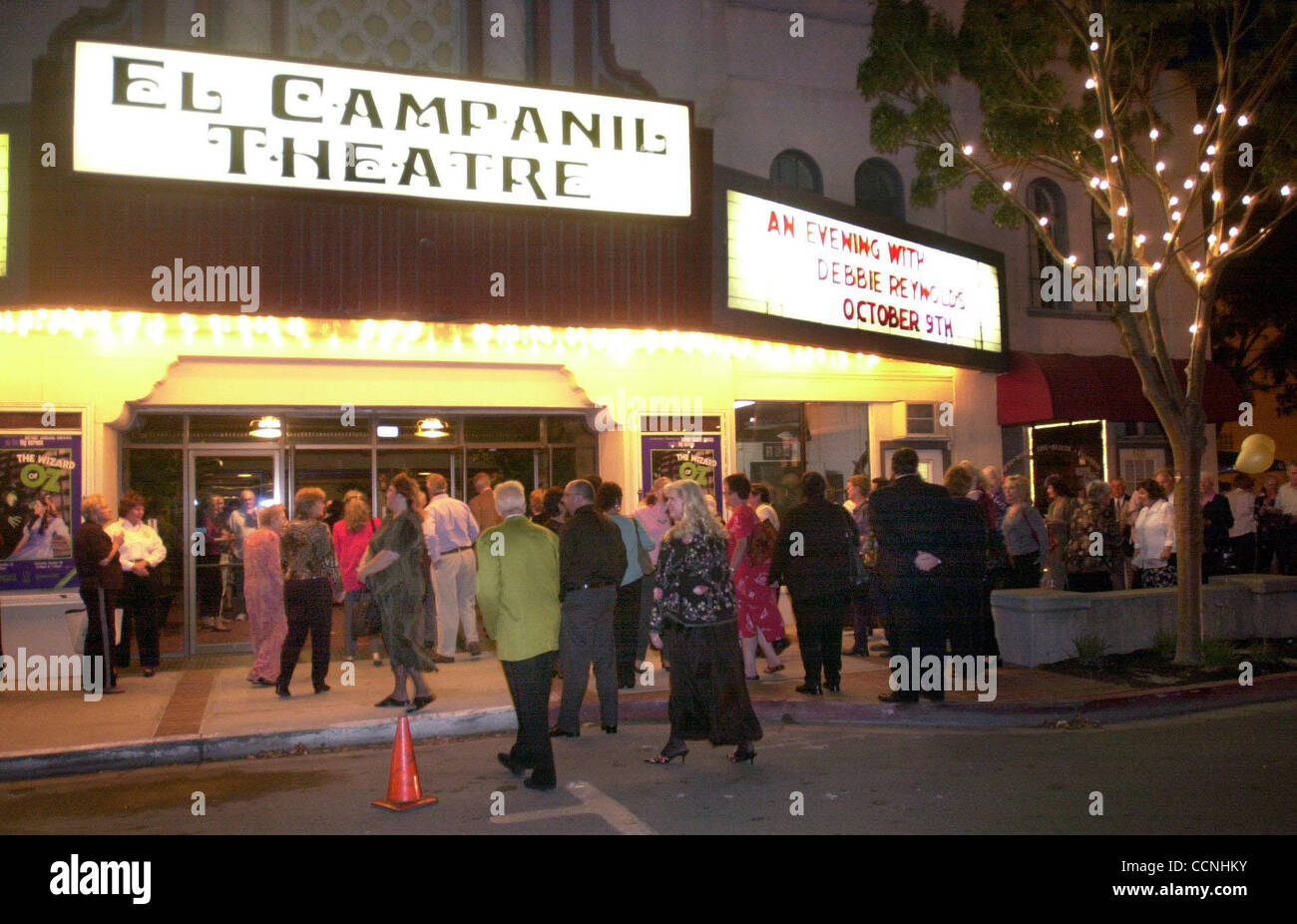 Les visiteurs pénètrent dans le El Campanil Théâtre durant la grande ré-ouverture du théâtre historique au centre-ville d'Antioche, en Californie, le samedi 9 octobre 2004. Debbie Reynolds effectuée. (Dean Coppola / Contra Costa Times) Banque D'Images