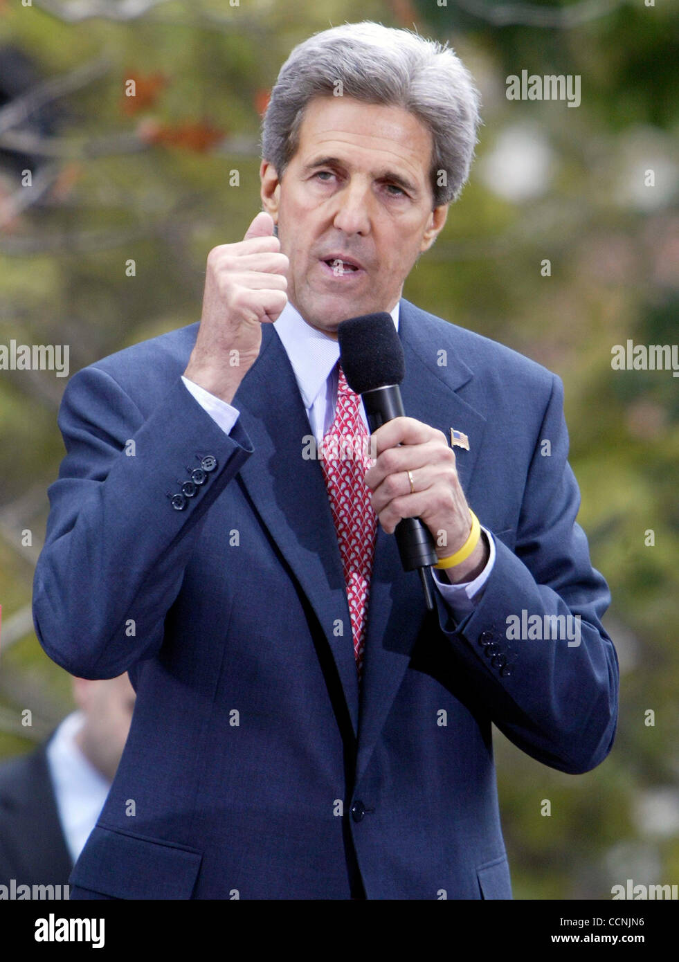 Oct 25, 2004 ; Philadelphia, PA, USA ; candidat présidentiel démocrate JOHN KERRY parle à un rassemblement à Philadelphie, Pennsylvanie le 25 octobre 2004. Le rallye a marqué l'ancien président Clinton, Première apparition de la campagne pour le sénateur Kerry depuis Clinton de la chirurgie cardiaque. Banque D'Images