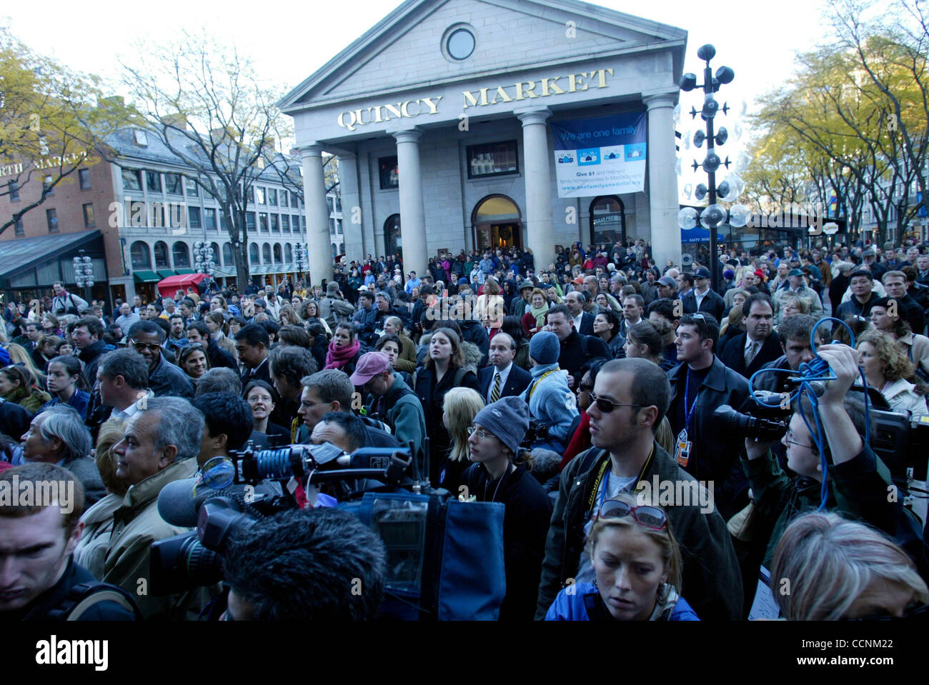 Nov 3, 2004 ; Boston, MA, USA ; des centaines de membres de la presse et des membres du personnel de campagne attendre pour entrer Faneuil Hall en tant que candidat présidentiel démocrate John Kerry se prépare à donner son discours de concession à son domicile de reconnaître sa défaite par le président George W. Bush dans l'élection présidentielle de 2004 Banque D'Images