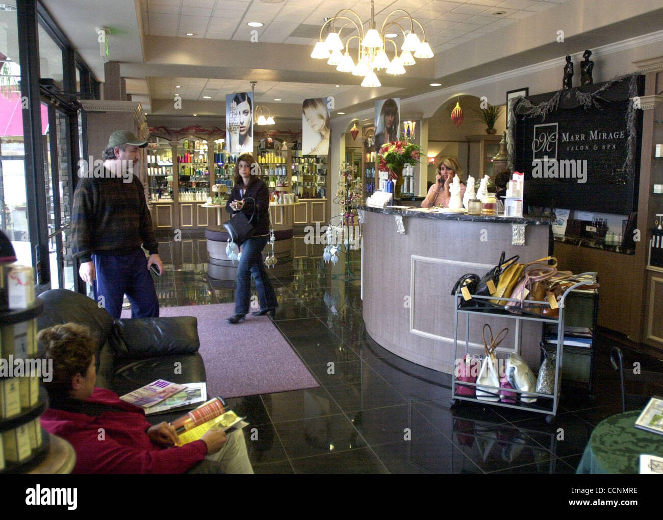 Marr Mirage Salon and Spa à Brentwood en Californie, est l'un des nombreux spas de jour entrée en la ville, le mardi 14 décembre 2004. (Contra Costa Times/HERMAN BUSTAMANTE JR.) Banque D'Images