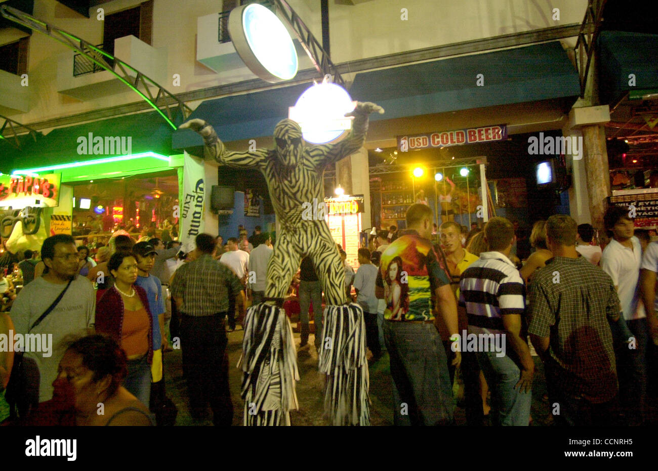 CANCUN, Mexique -- un chiffre effrayant est perché sur des échasses d'attirer des étudiants américains à une boîte de nuit sur Cancun bande touristique populaire. Chaque année, des milliers d'étudiants passent leurs vacances de printemps au Mexique resort touristique le plus populaire. Photographe : Luis J. Jimenez Ville : état : Cancun Quinta Banque D'Images