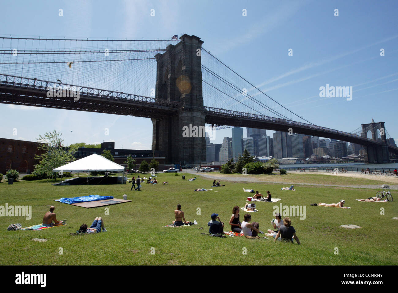 Jun 06, 2003 ; Brooklyn, NY, USA ; les résidents de Brooklyn profitez d'une journée ensoleillée à l'Empire Fulton Ferry State Park entre le pont de Brooklyn et Manhattan Bridge. Banque D'Images