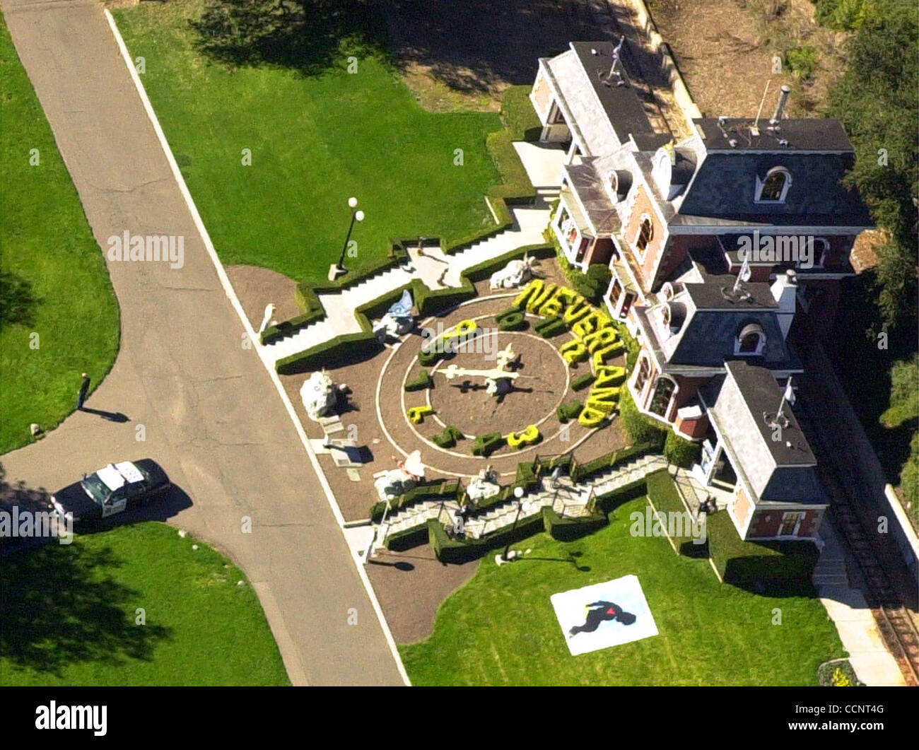 18 Nov 2003 - Los Olivos, CA, USA - Vue aérienne de Neverland Valley Ranch tandis que les raids de shérif pour preuve. A Santa Barbara County Sheriff's Department voiture de patrouille se trouve stationné près du ranch Neverland de Michael Jackson Station de chemin de fer. L'ranch près de Los Olivos, a été inondé avec les forces de l'ordre forces wit Banque D'Images