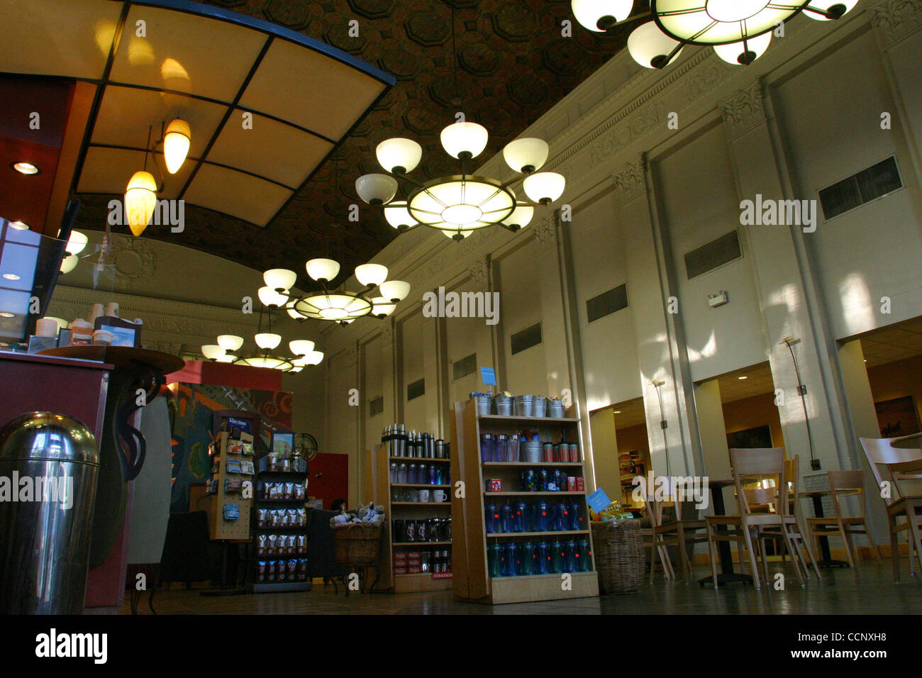 25 août 2003 - Orange, CA, USA - élégant café Starbucks store à l'intérieur de la Wells Fargo Bank building dans la ville d'Orange. (Crédit Image : © Ruaridh Stewart/ZUMA Press) Banque D'Images