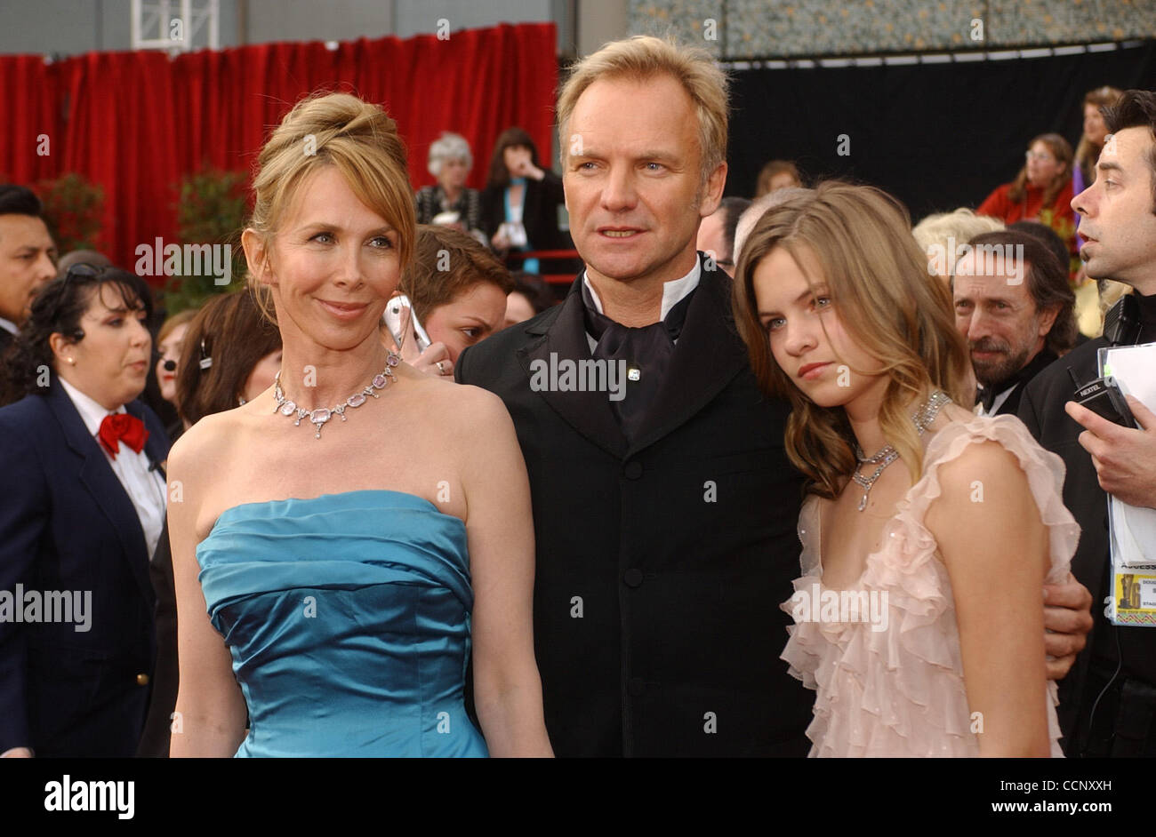 29 févr., 2004 ; Hollywood, CA, USA ; OSCARS 2004 : chanteur STING, épouse Trudie Styler et leur fille arrivent à la 76e Academy Awards qui a eu lieu au Kodak Theatre à Hollywood. Banque D'Images