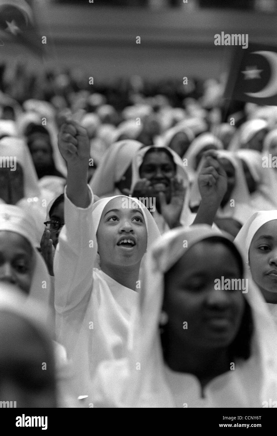 Mar 16, 2004 - Cleveland, Ohio, États-Unis - Dans la pratique de prosélytisme, la Nation de l'Islam est très sélectif dans leur approche et leur langue - et souvent leur président - doit correspondre à l'auditoire à l'esprit. Ministre Louis Farrakhan est devenue cette voix ; plus que cela, il est devenu le Banque D'Images