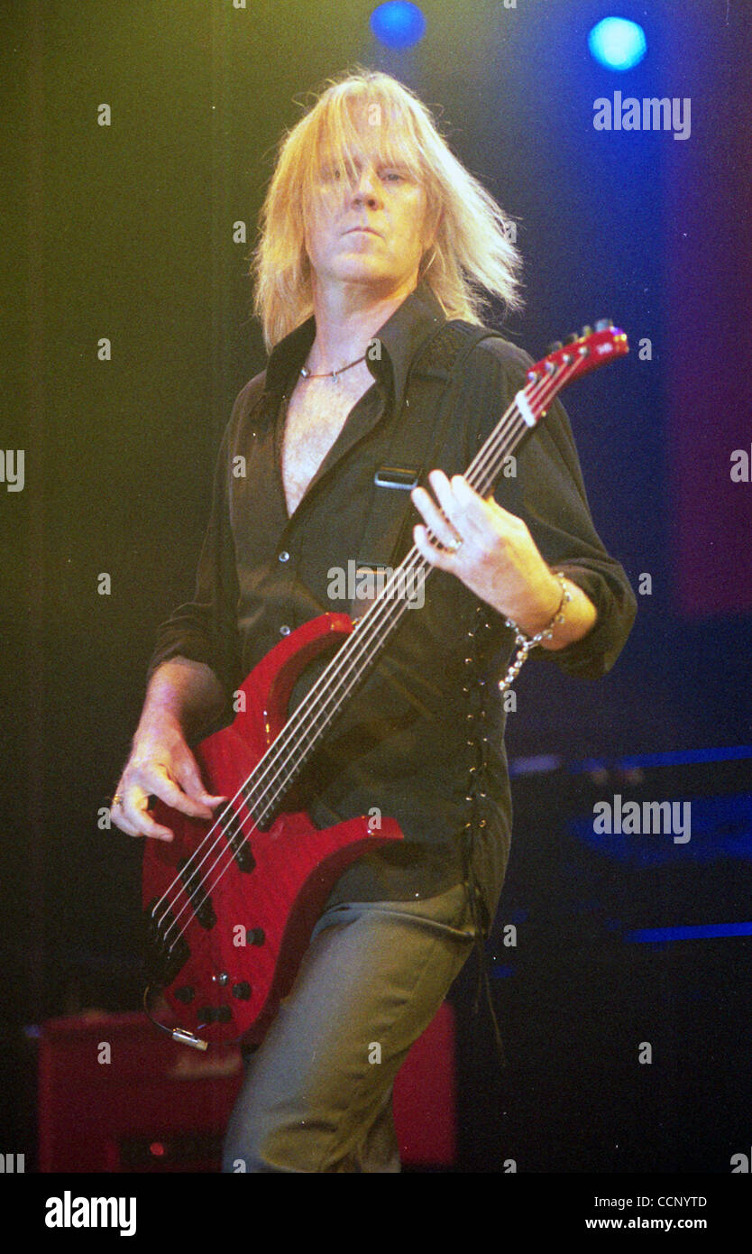 Oct 12, 2002 ; Raleigh, NC, USA ; le bassiste Tom Hamilton '' de la bande 'AEROSMITH' effectue at Walnut Creek Amphitheatre. Crédit obligatoire : Photo par Jason Moore/ZUMA Press. (©) Copyright 2002 par Jason Moore Banque D'Images