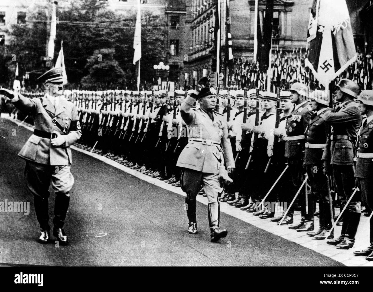 10 juin 1940 - Berlin, Allemagne - Adolf Hitler et Benito Mussolini l'inspection de l'armée et les gardes. nombril Adolf Hitler (20 avril 1889 - 30 avril 1945) a été le Führer et Reichskanzler (chancelier) et leader de l'Allemagne de 1933 à sa mort. Il était chef du parti national-socialiste allemand Banque D'Images