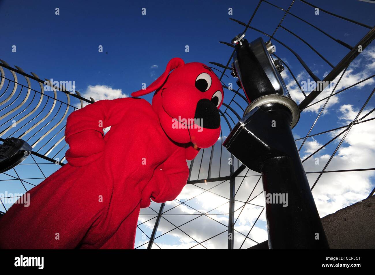 Clifford Big Red Dog Photos Clifford Big Red Dog Images