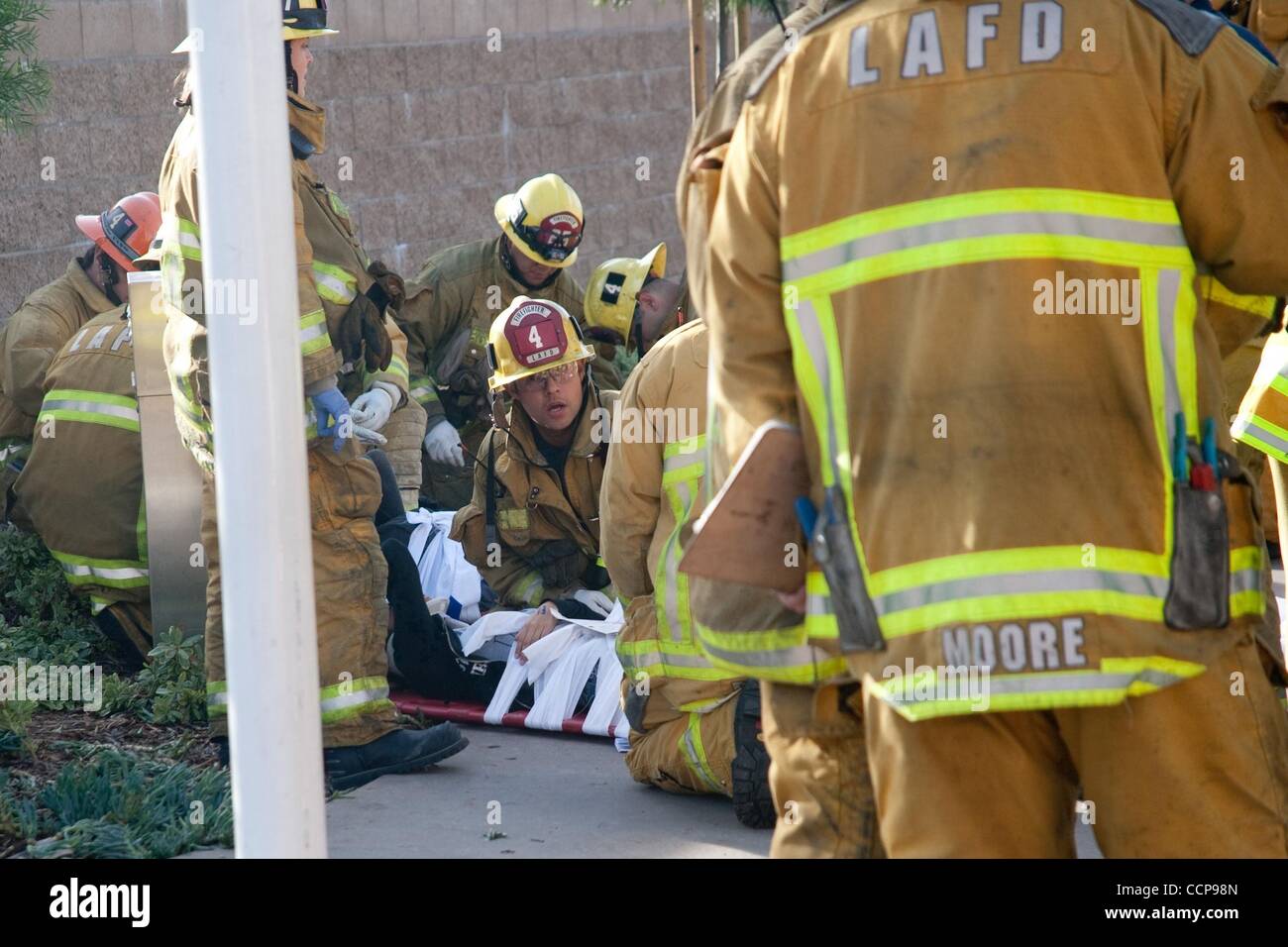 Oct 25, 2010 - Los Angeles, Californie, États-Unis - les équipes de sauvetage ont tendance à les blessés sur les lieux d'une collision qui a coûté la vie d'un piéton et envoyé 18 Roosevelt des élèves de secondaire à l'hôpital. L'accident s'est produit juste après 3:00pm à l'intersection de Soto et 1e rue, près du centre-ville Banque D'Images