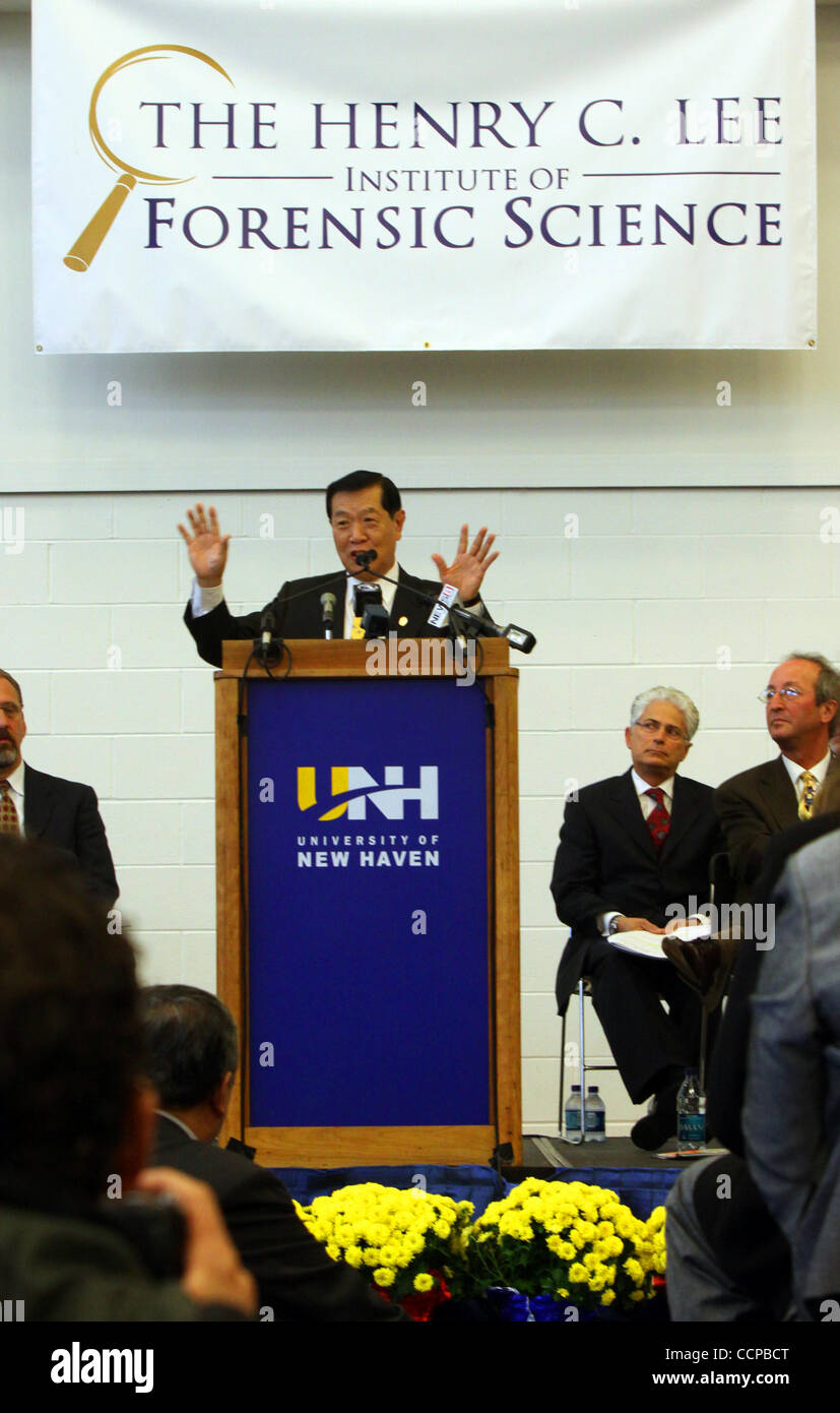 15 octobre 2010 - West Haven, CT, États-Unis - le célèbre médecin légiste DR. HENRY C. LEE s'adresse à la foule à la cérémonie à l'occasion de la dédicace de l'Henry C. Lee l'Institut médico-légal sur le campus de l'Université de New Haven. Le nouveau bâtiment ultramoderne offre advanced forens Banque D'Images