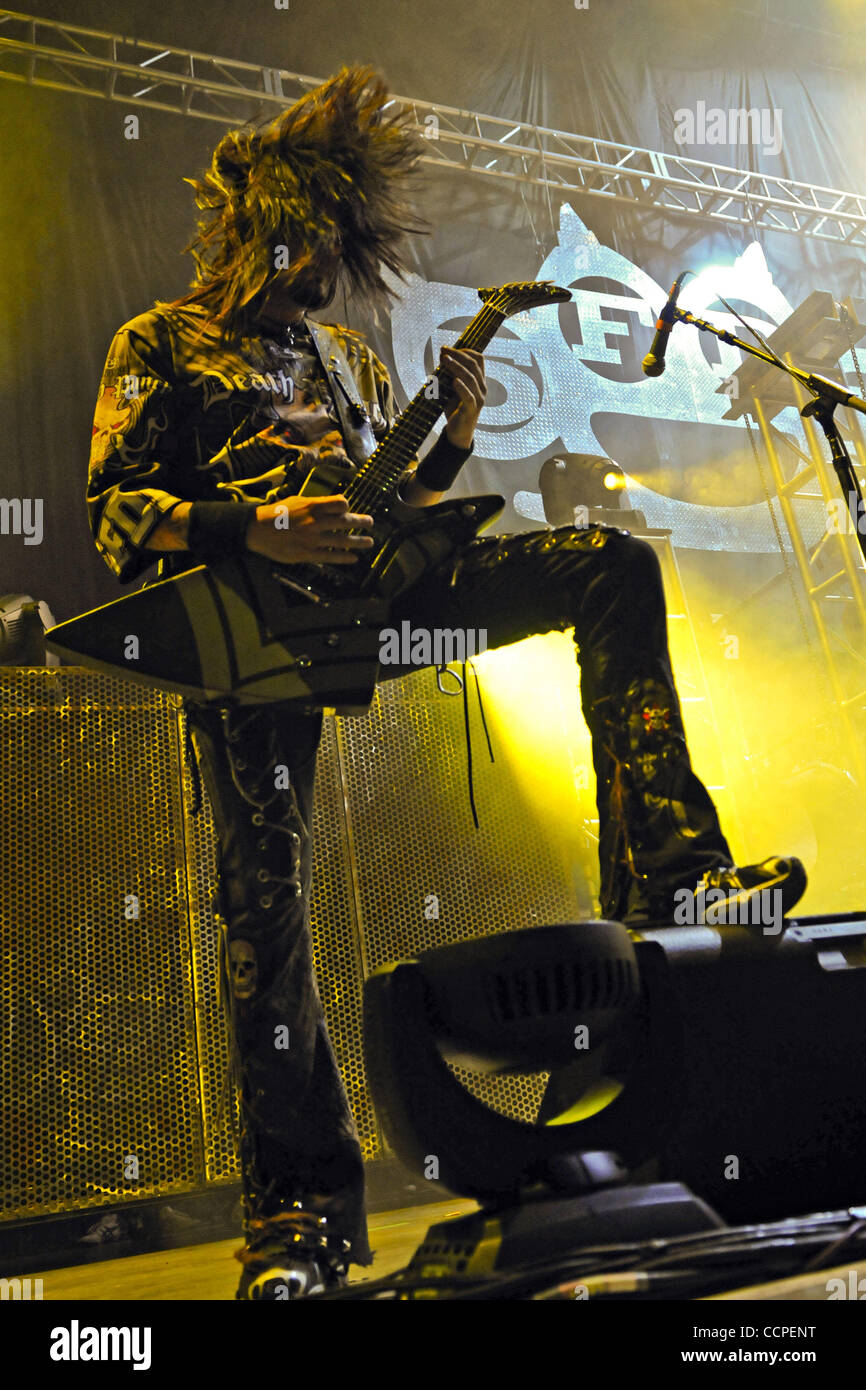 17 octobre 2010 - Cincinnati, Ohio, États-Unis - guitariste JASON HOOK de cinq doigts Punch mort effectue live at Riverbend Music Center à Cincinnati, Ohio, le 17 octobre 2010. (Crédit Image : © Amy Harris/ZUMApress.com) Banque D'Images