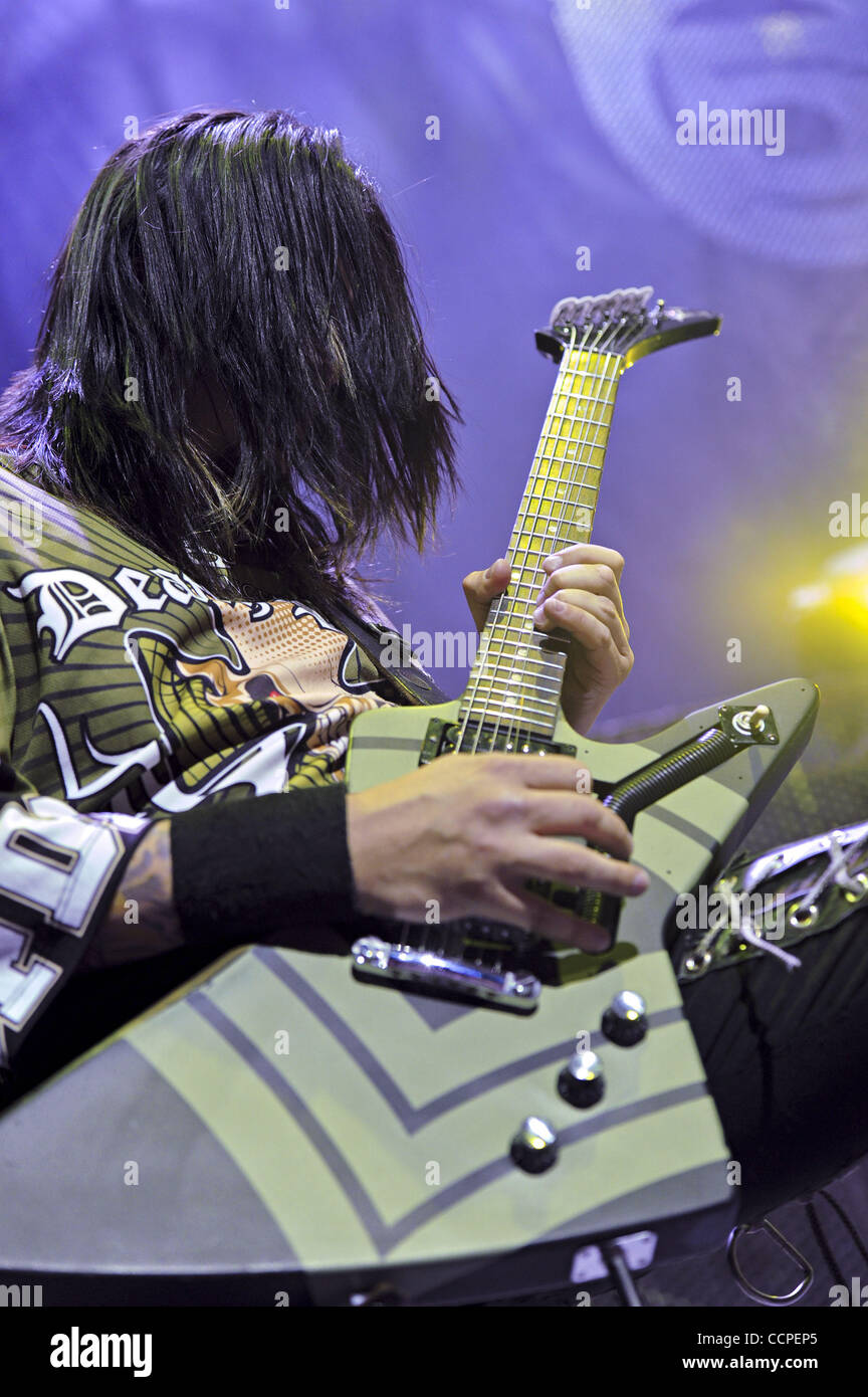 17 octobre 2010 - Cincinnati, Ohio, États-Unis - guitariste JASON HOOK de cinq doigts Punch mort effectue live at Riverbend Music Center à Cincinnati, Ohio, le 17 octobre 2010. (Crédit Image : © Amy Harris/ZUMApress.com) Banque D'Images