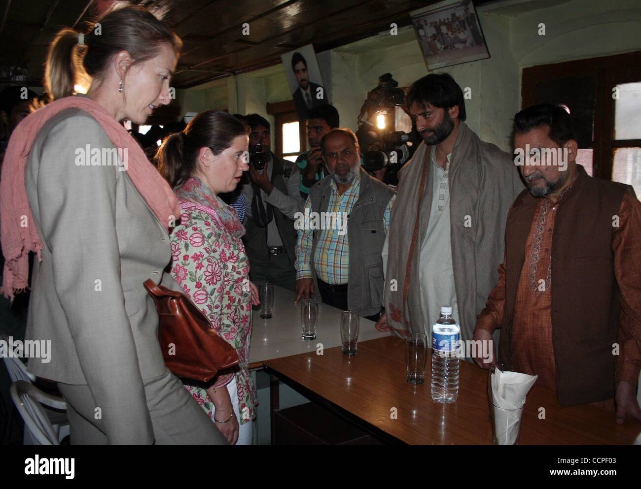 Oct 18, 2010 - Srinagar, au Cachemire, en Inde - VICTORIA L. WHITFORD (L), premier secrétaire de la Haute Commission Britannique à l'Inde, parle à Mohammad Yasin Malik, président de la Front de libération du Jammu-et-Cachemire, un parti séparatiste Cachemiri, lors d'une réunion. (Crédit Image : © Altaf Zargar/ZUMApress.com) Banque D'Images