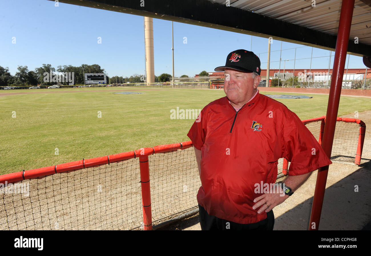 8 octobre 2010 - Leesburg, GA, États-Unis - Lee County High School baseball coach Rob Williams sur l'intérieur du terrain de balle dans la petite ville de Géorgie de sud-ouest de Leesburg, en Géorgie, le Jeudi, Octobre 7, 2010. Williams était Buster Posey's high school entraîneur de baseball. Erik S. moindre/Spécial pour la chronique (CRE Banque D'Images