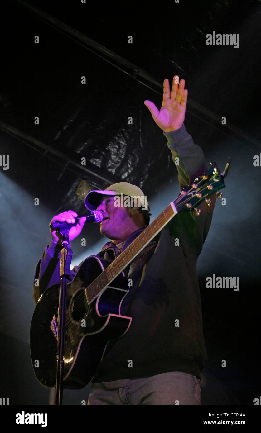 Artiste de musique country Sammy Kershaw effectuées pendant le festival au centre-ville le samedi, Octobre 9, 2010 en Colombie-Britannique, Ky. Kershaw est surtout connu pour ses 1993 n° 1 chanson à succès "elle ne sait pas Elle est belle,' ainsi que 'Reine de ma remorque double largeur", "Cadillac" et "Style de travail national Woman's H Banque D'Images