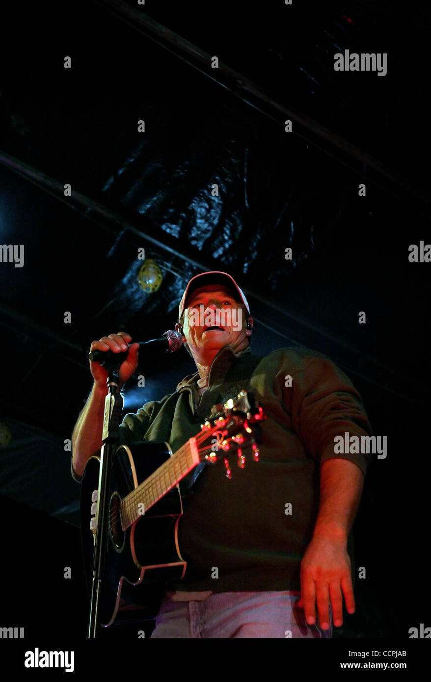 9 Oct 2010 - Columbia, Maryland, États-Unis - pays musique artiste SAMMY KERSHAW effectuées pendant le festival au centre-ville le samedi en Colombie-Britannique. Kershaw est surtout connu pour ses 1993 n° 1 chanson à succès "elle ne sait pas Elle est belle' ainsi que 'Reine de ma remorque double largeur' 'Cadillac' et 'Natio Banque D'Images