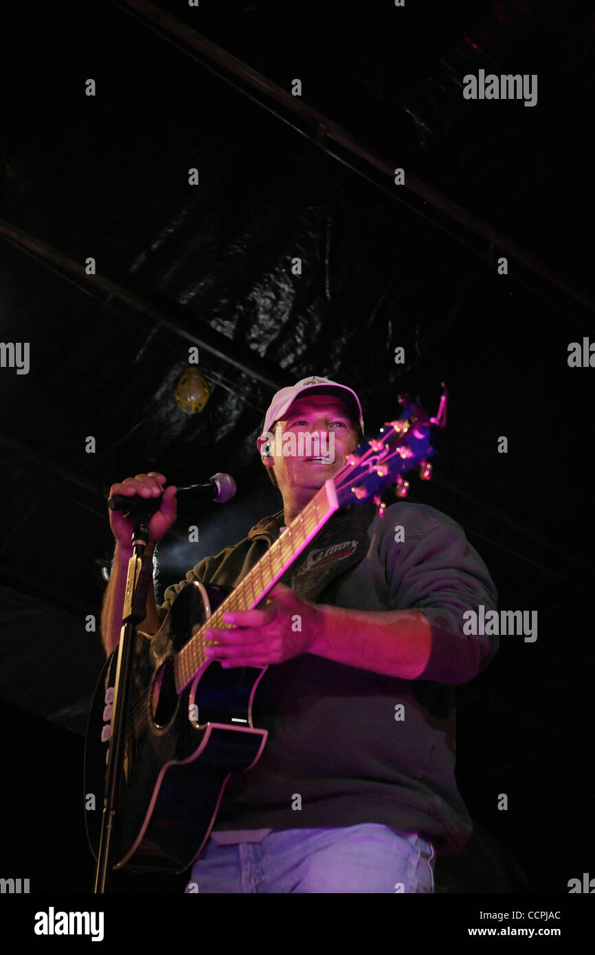 Artiste de musique country Sammy Kershaw effectuées pendant le festival au centre-ville le samedi, Octobre 9, 2010 en Colombie-Britannique, Ky. Kershaw est surtout connu pour ses 1993 n° 1 chanson à succès "elle ne sait pas Elle est belle,' ainsi que 'Reine de ma remorque double largeur", "Cadillac" et "Style de travail national Woman's H Banque D'Images