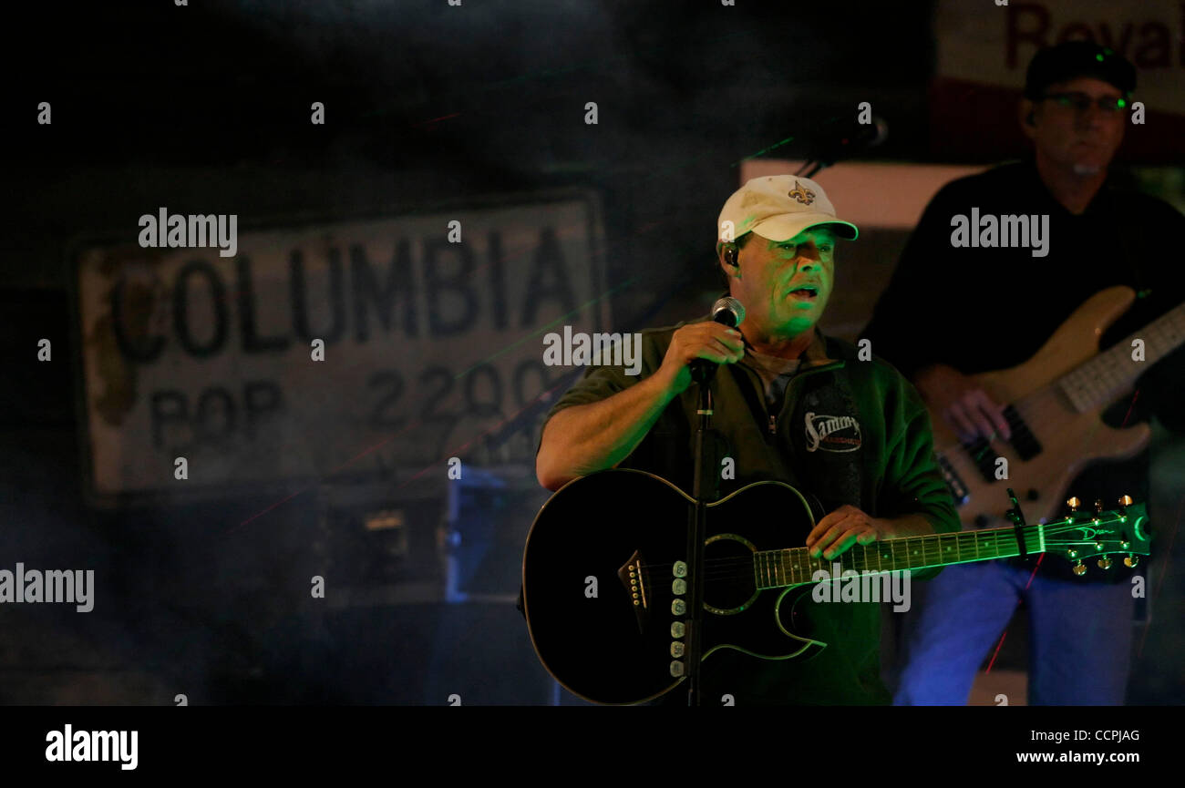 Artiste de musique country Sammy Kershaw effectuées pendant le festival au centre-ville le samedi, Octobre 9, 2010 en Colombie-Britannique, Ky. Kershaw est surtout connu pour ses 1993 n° 1 chanson à succès "elle ne sait pas Elle est belle,' ainsi que 'Reine de ma remorque double largeur", "Cadillac" et "Style de travail national Woman's H Banque D'Images