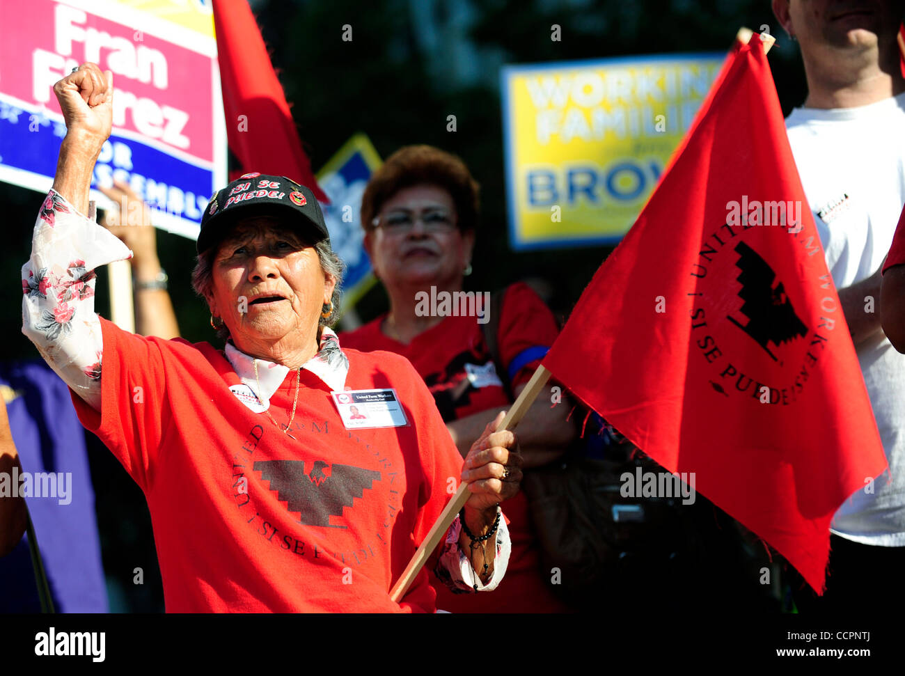 12 octobre 2010 - Bakersfield, CA, USA - Sean / Le Californien.United Farm Workers Caroline membre Holguin cheers au cours de l'un des discours à l'emploi bon rassemblement à l'Express Bakersfield Liberty Bell mardi. L'événement comprenait des appuis politiques des candidats démocrates et discours Banque D'Images