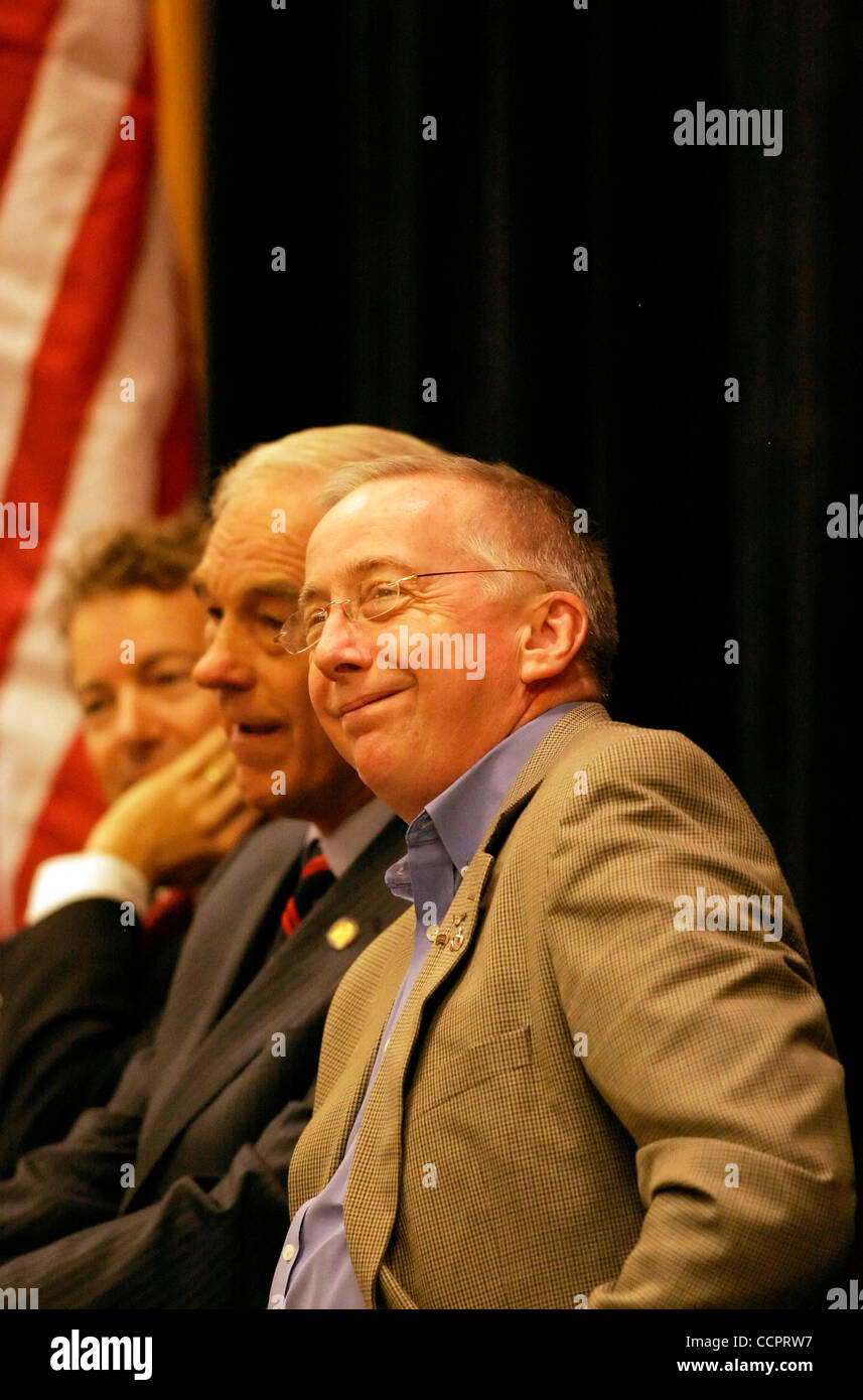 Oct 02, 2010 - Erlanger, Kentucky, États-Unis - Kentucky quatrième membre du Congrès de District GEOFF DAVIS (à droite) lors d'un sourire Tea Party rassemblement électoral de candidats au Sénat républicain RAND PAUL (à gauche) à laquelle ont également assisté le père de Rand, membre du Congrès du Texas RON PAUL (centre), à l'Holiday Inn Cincinnati-Airp Banque D'Images