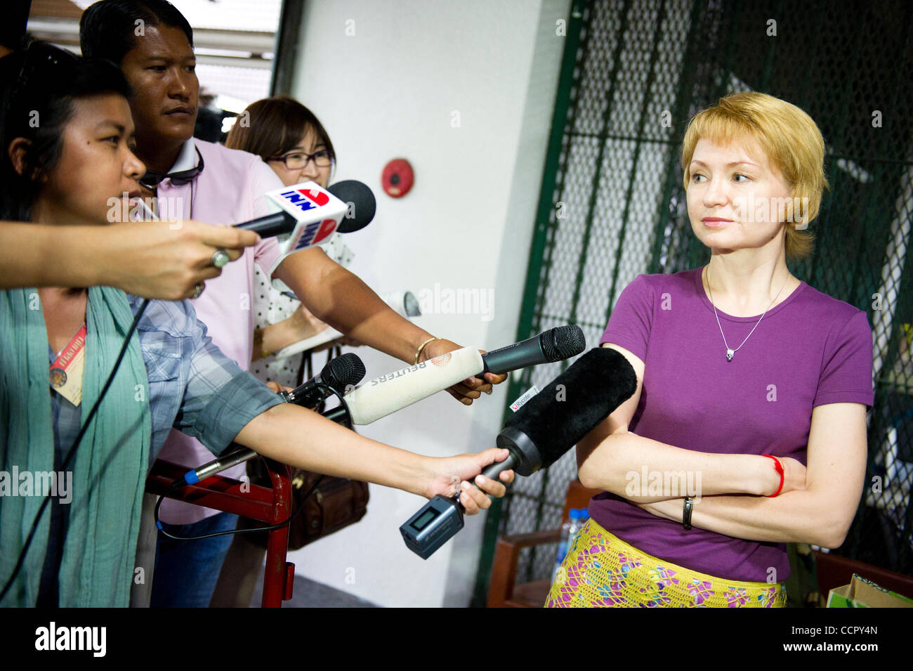 5 octobre 2010 - Bangkok, Thaïlande - journalistes interview ALLA BOUT (R),  épouse d'un marchand d'armes russe présumé Viktor Bout aussi connu comme  'Merchant de la mort", à la cour pénale Ratchada